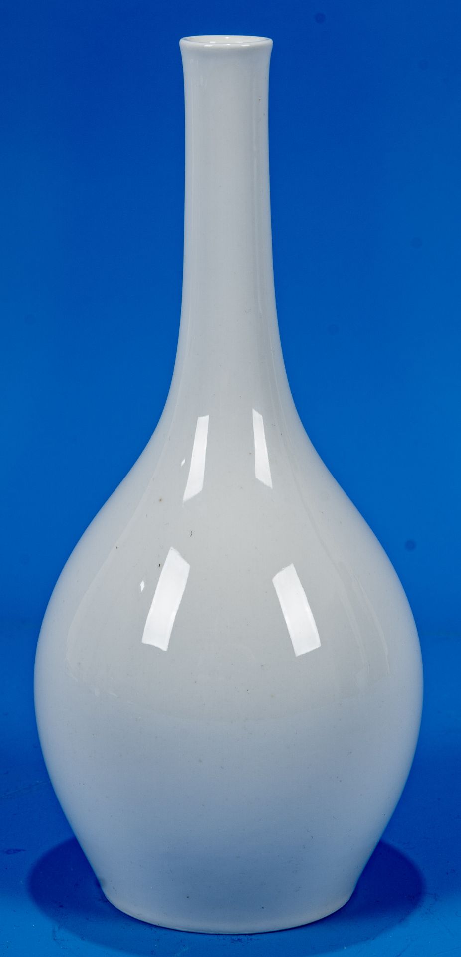 Bauchige Pokalvase der KPM Berlin, Weißporzellan 1. Wahl, Höhe ca. 14,5 cm; Durchmesser ca. 13 cm.