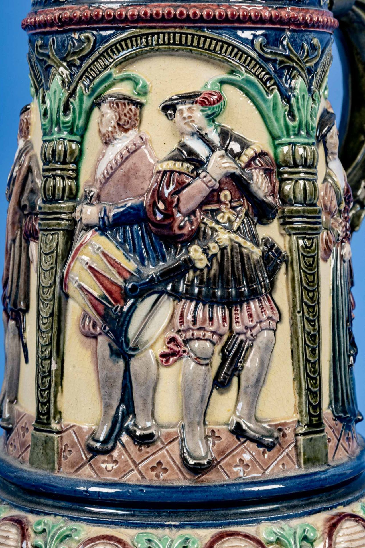 "Ein guter Trunk macht Alte jung" - polychrom staffierter, großer, Zinndeckel montierter Fayence-Kr - Image 8 of 14