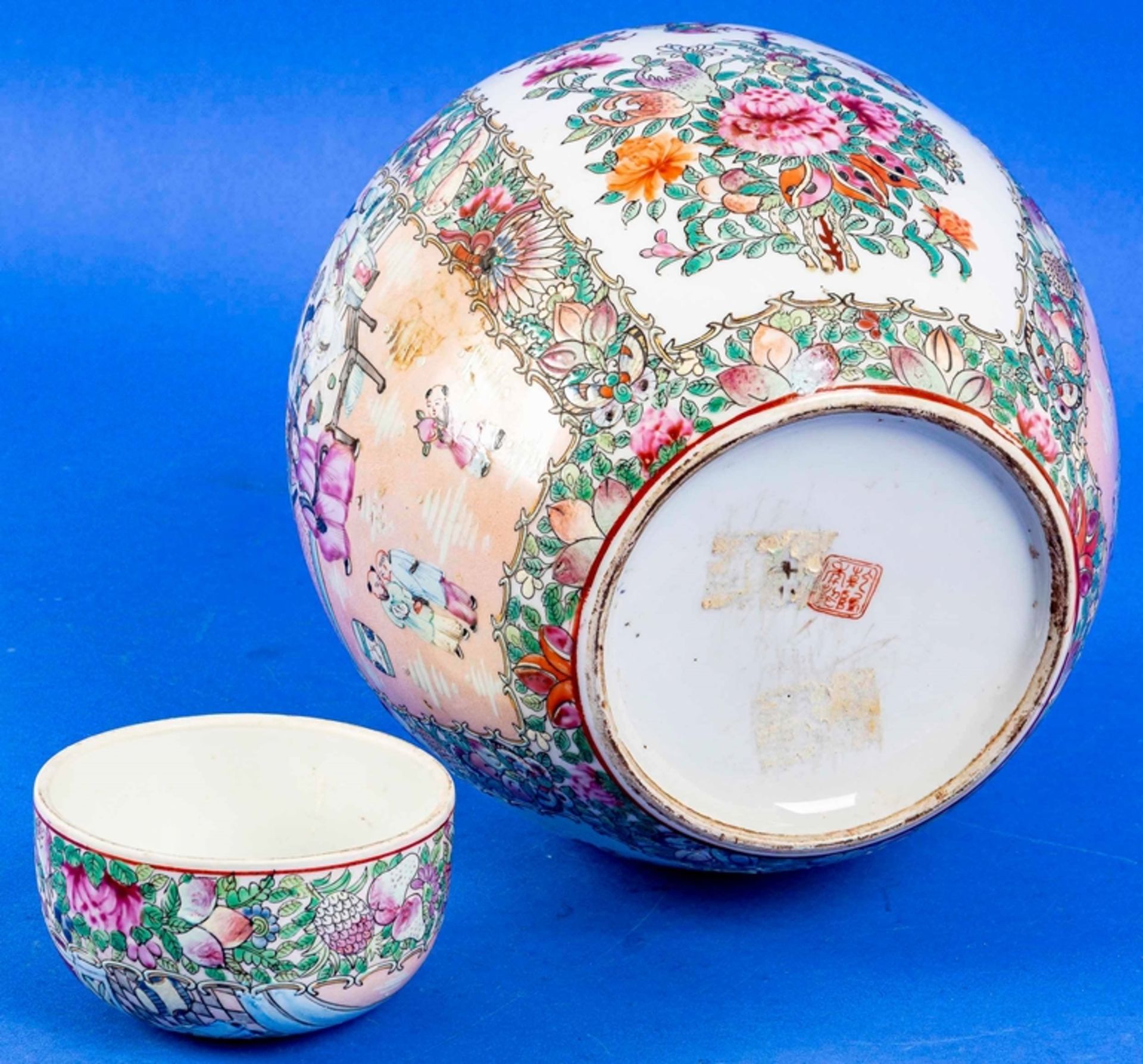 Großer Ingwer Jar, China 20. Jhdt., weißes Porzellan mit aufwändiger Kanton-Emaille-Malerei, Schrif - Bild 7 aus 12