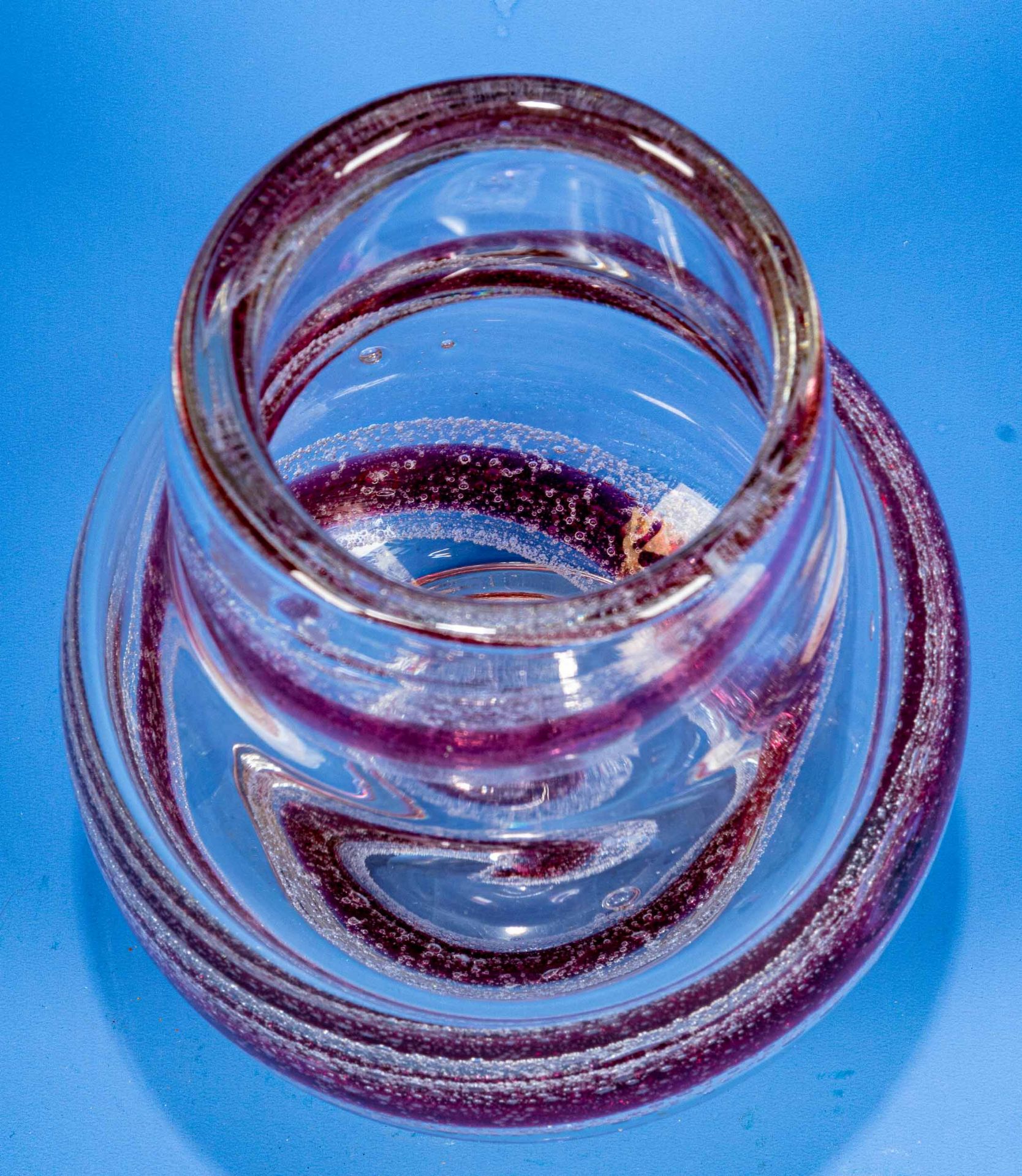 Birnenförmige Glasvase, dickwandiges, farbloses Glas mit rot-violettem eingeschmolzenem Banddekor; - Image 3 of 5