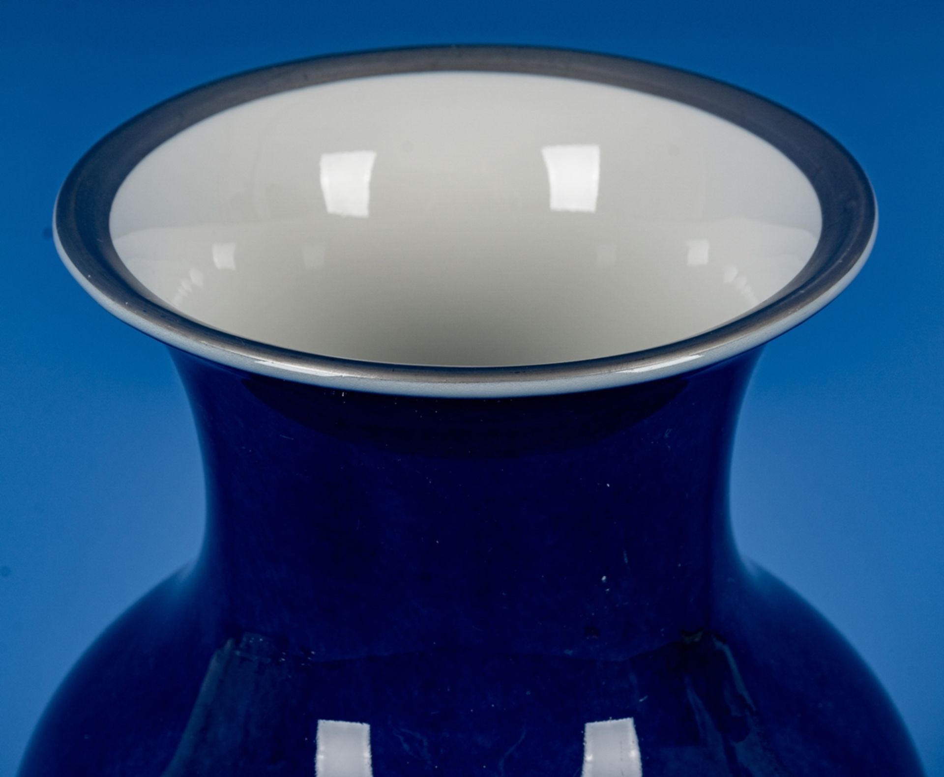 Elegante blauglasierte Tischvase mit silbernem Abschlussrand, KPM-Berlin, 1. Wahl, blaue Zepter-Mar - Bild 3 aus 6
