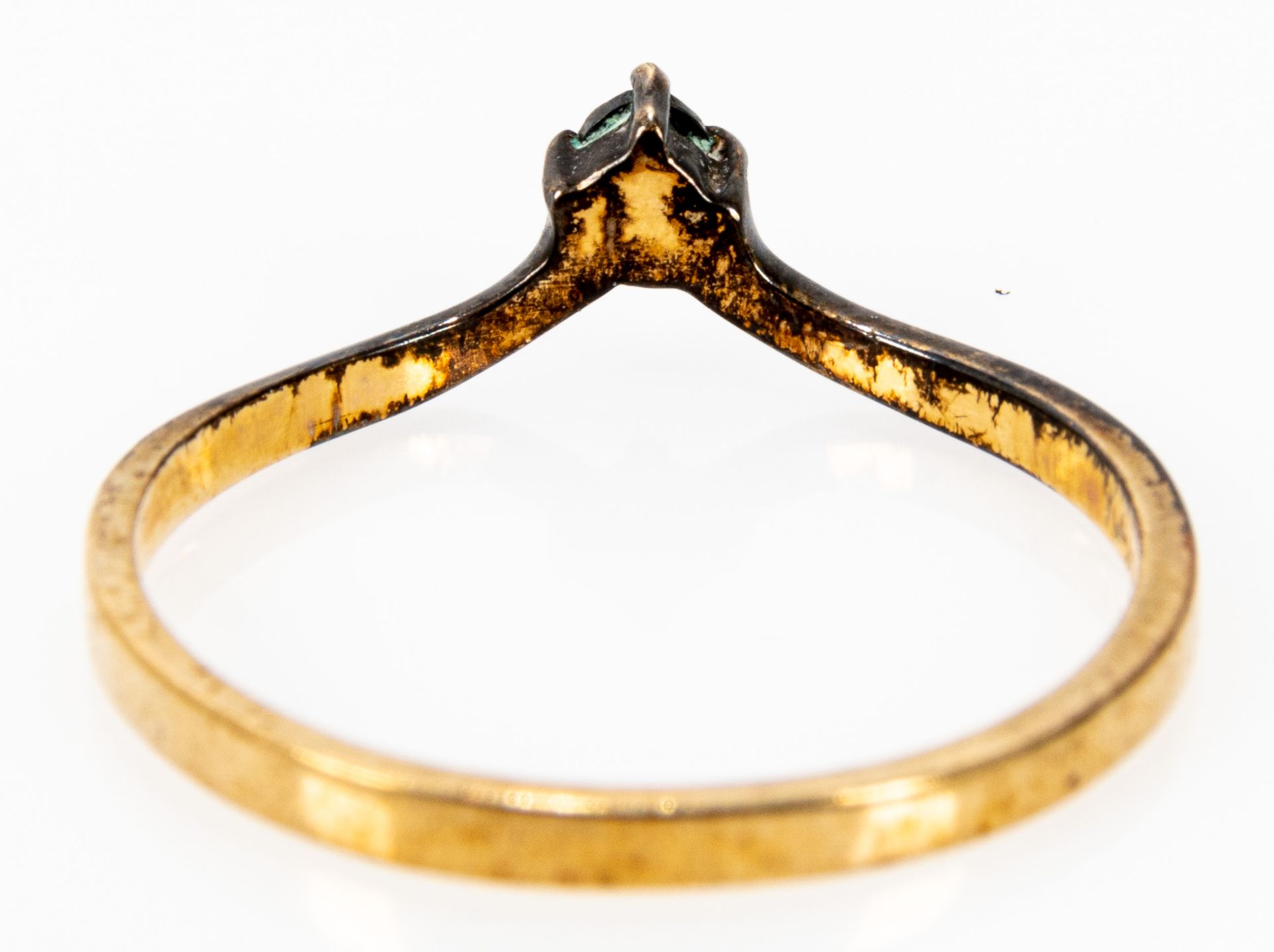 Zarter 375er Gelbgold Ring in nicht alltäglicher Formgebung, mit kleinen Diamanten besetzt; Ringinn - Image 4 of 5