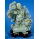 "Buddha auf Drachenkopf-Schildkröte", aus hellgrüner Jade gearbeitete, stehende Figur auf hölzernem