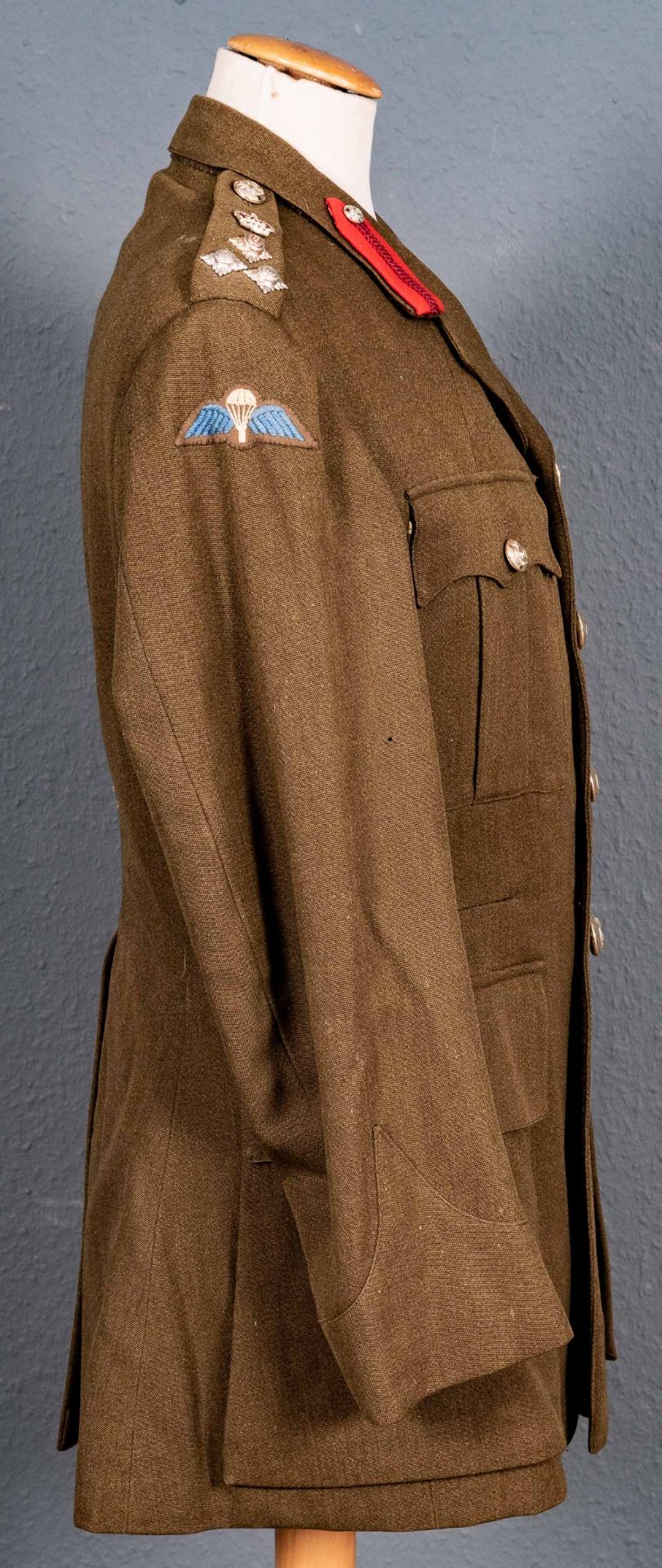 Uniformjacke eines britischen Offiziers, khaki-farbig mit diversen Schulterstückabzeichen, Kragensp - Image 4 of 9