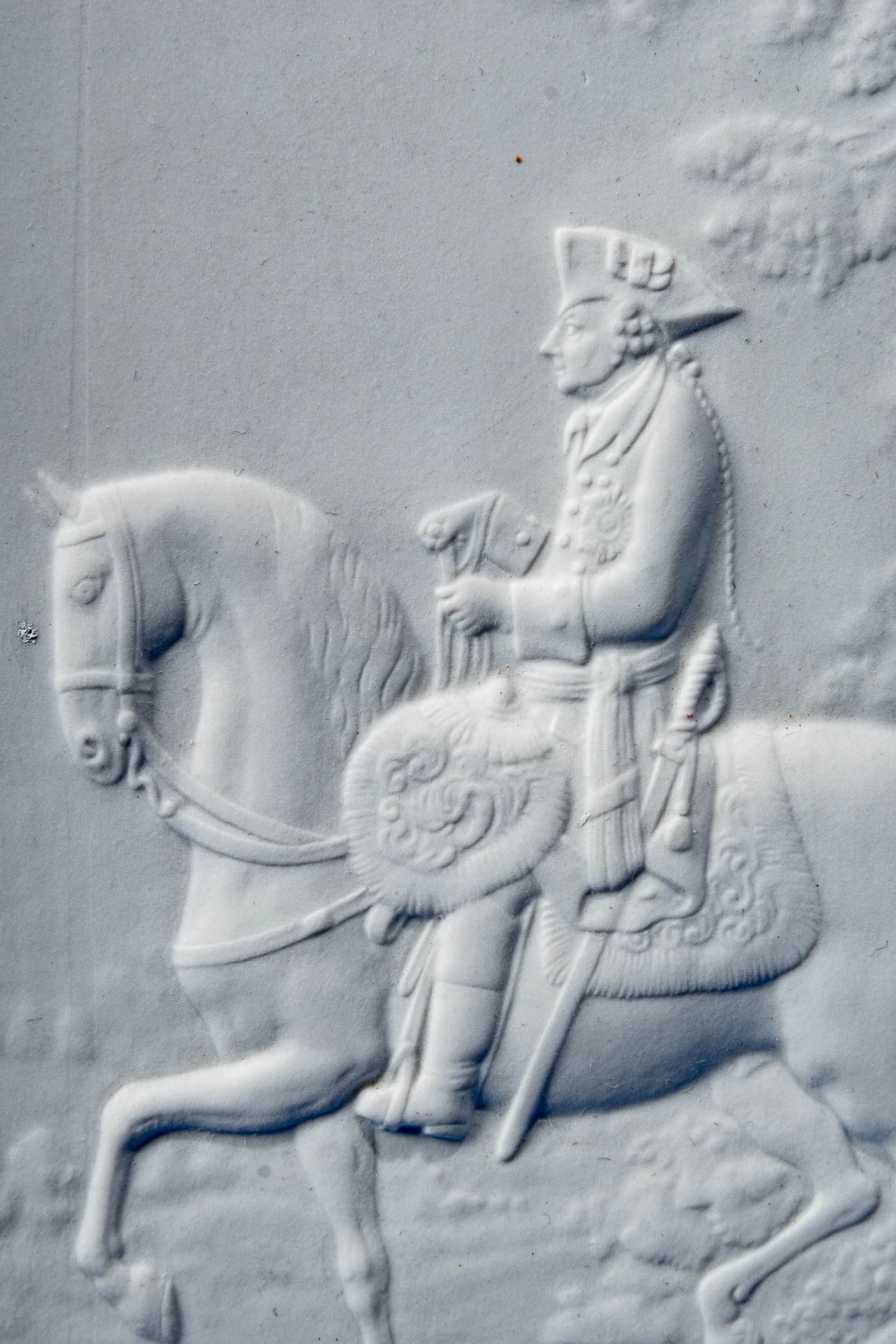 "Friedrich der Große zu Pferd", hoch rechteckige Bisquitporzellan-Relief-Bildplatte der KPM Berlin, - Image 2 of 4