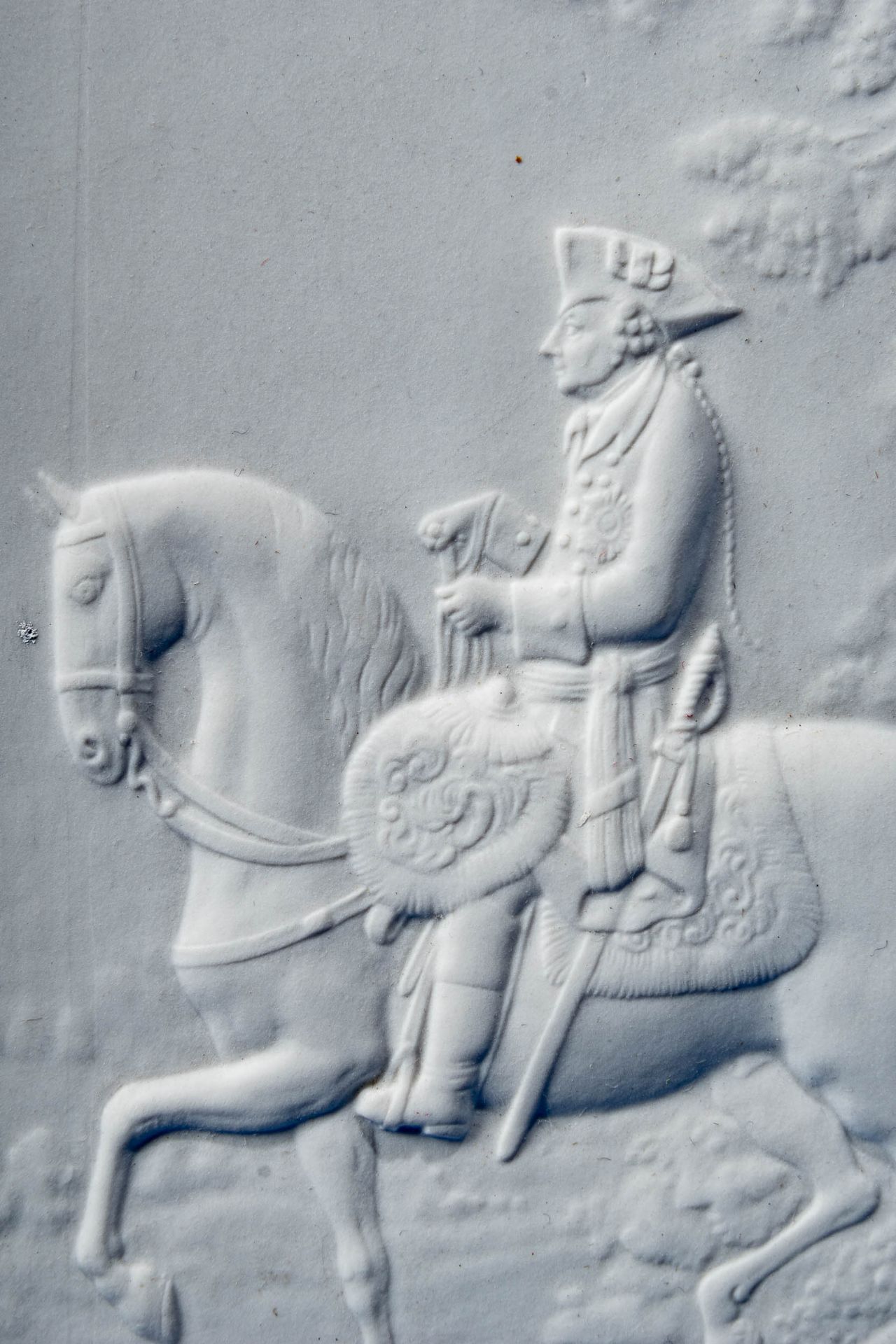 "Friedrich der Große zu Pferd", hoch rechteckige Bisquitporzellan-Relief-Bildplatte der KPM Berlin, - Bild 2 aus 4