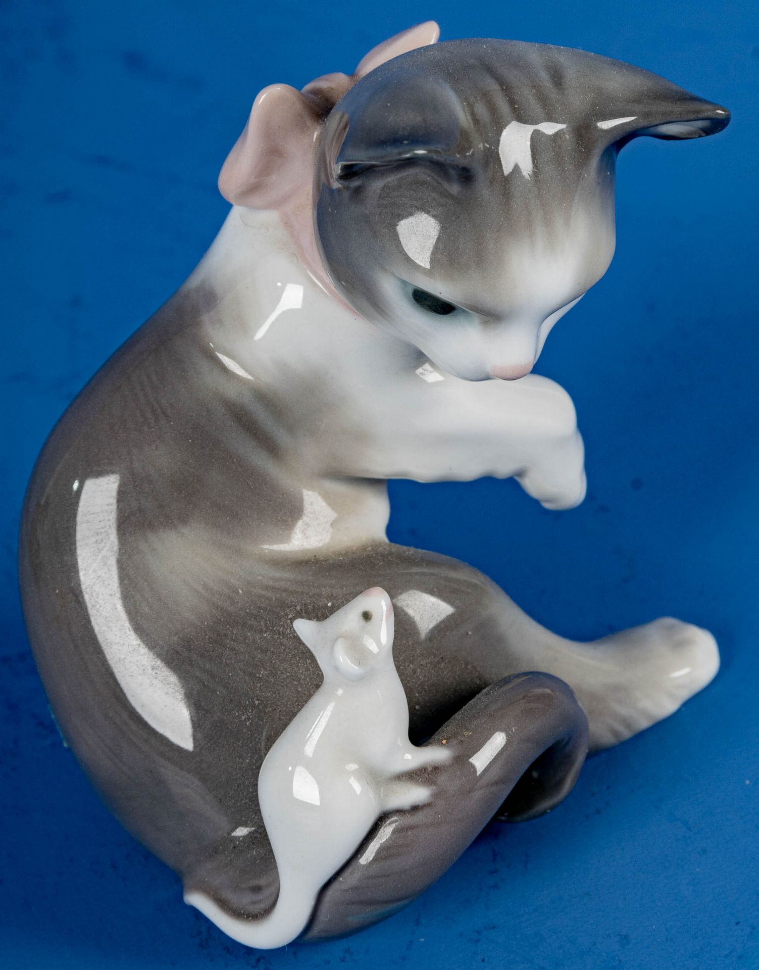 2 Katzenfiguren: 1 x Lladro "Katz & Maus" (Höhe ca. 8 cm) und "ihren Schwanz kämmende Katze" der Ma - Bild 4 aus 9