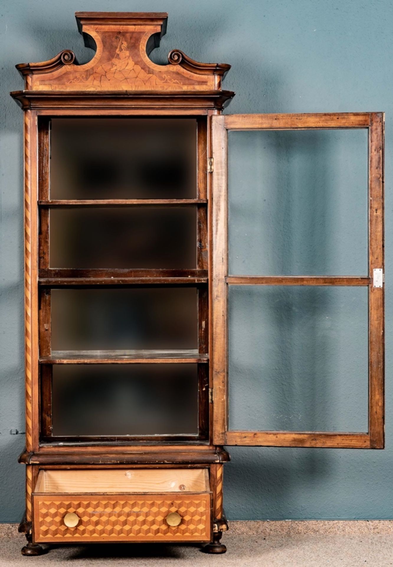 Außergewöhnlicher Vitrinenschrank, Historismus deutsch um 1860, schmaler, 3seitig verglaster Glassc - Bild 6 aus 17