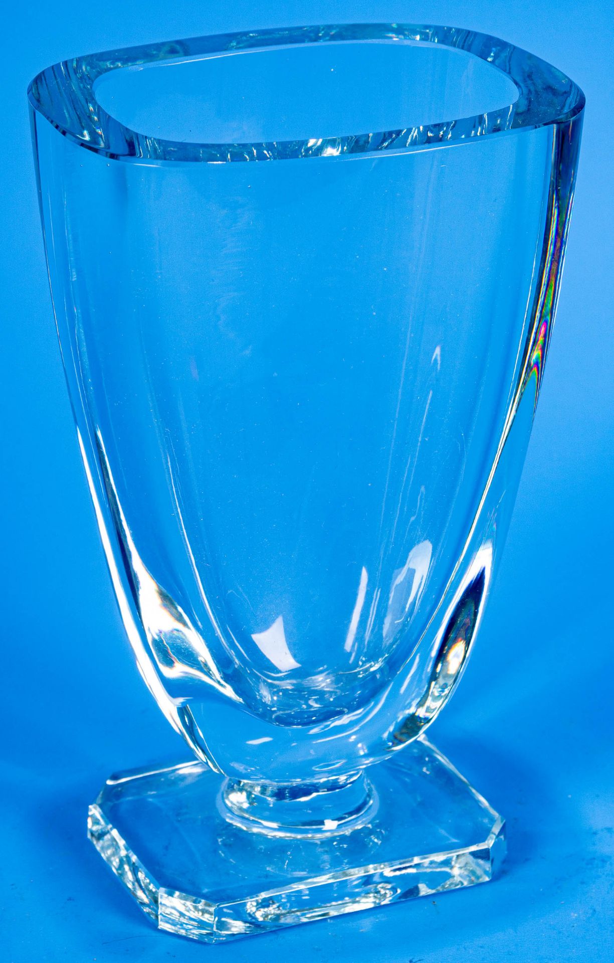 Zeitlos elegante Pokalvase auf rechteckigem Stand; dickwandiges Klarglas; sehr schöner, unbeschädig - Image 2 of 6