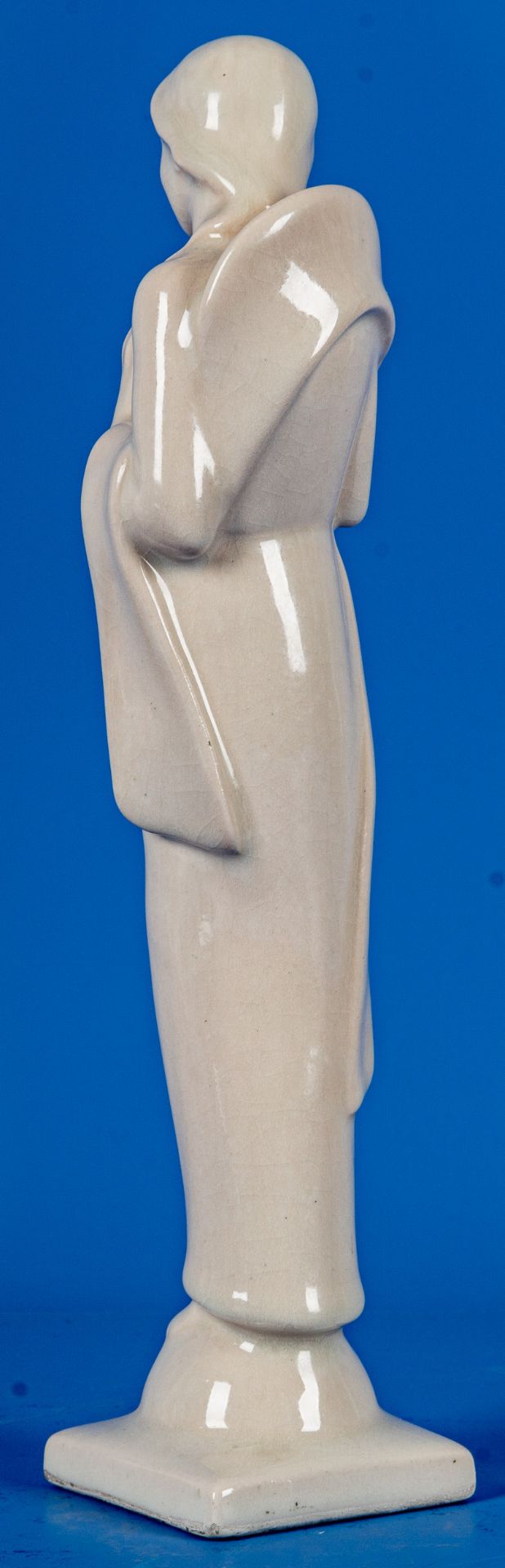 Stehende Maria, die Hände zum Gebet gefaltet, heller Scherben mit Krakelee-Glasur, ungedeutete Bode - Bild 7 aus 12