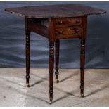 Älterer, kleiner 2schübiger Pembroke-Beistelltisch mit abklappbaren seitlichen Tischplatten; gedrec