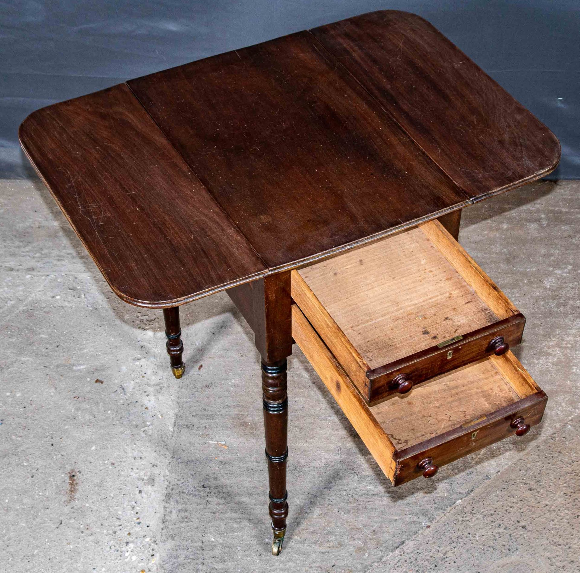 Älterer, kleiner 2schübiger Pembroke-Beistelltisch mit abklappbaren seitlichen Tischplatten; gedrec - Image 3 of 6