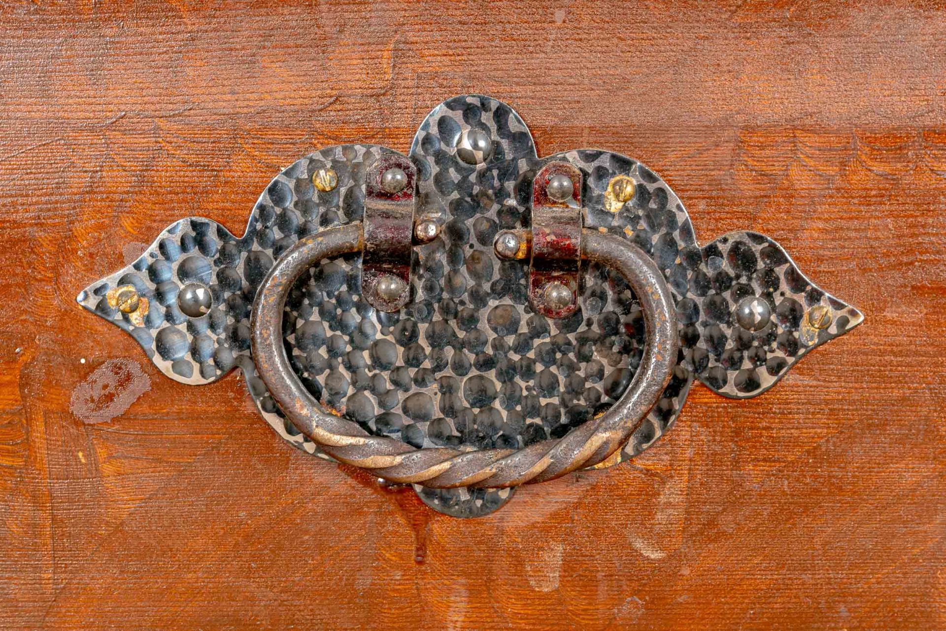 Kleine bäuerliche Truhe auf gedrechseltem Standfuß, polychrome Bauernmalerei auf bräunlichem Grund, - Image 13 of 14