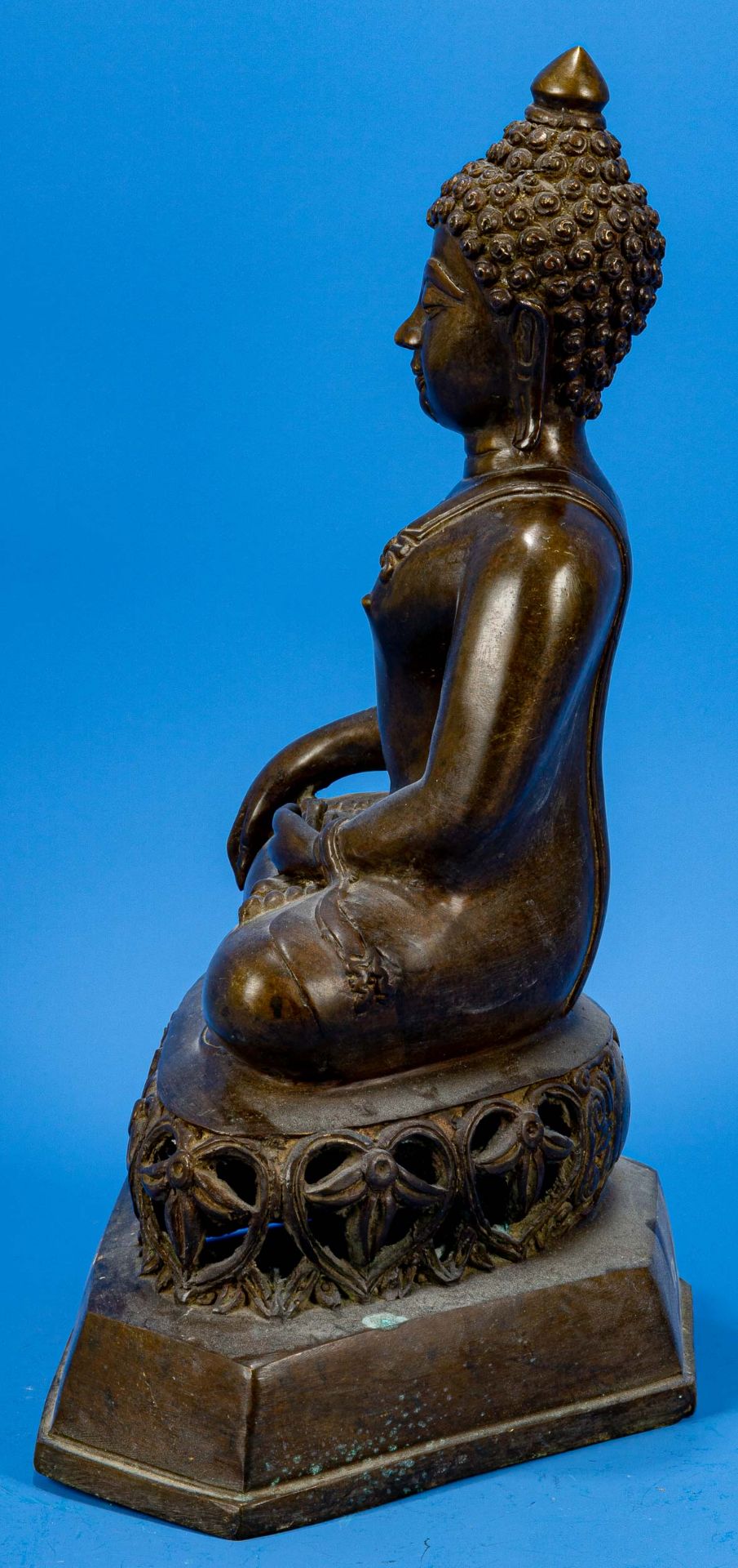 Sitzender Buddha, bräunlich patinierte Bronze, unbekanntes Alter, Ostasien, Höhe ca. 42 cm. - Bild 7 aus 7