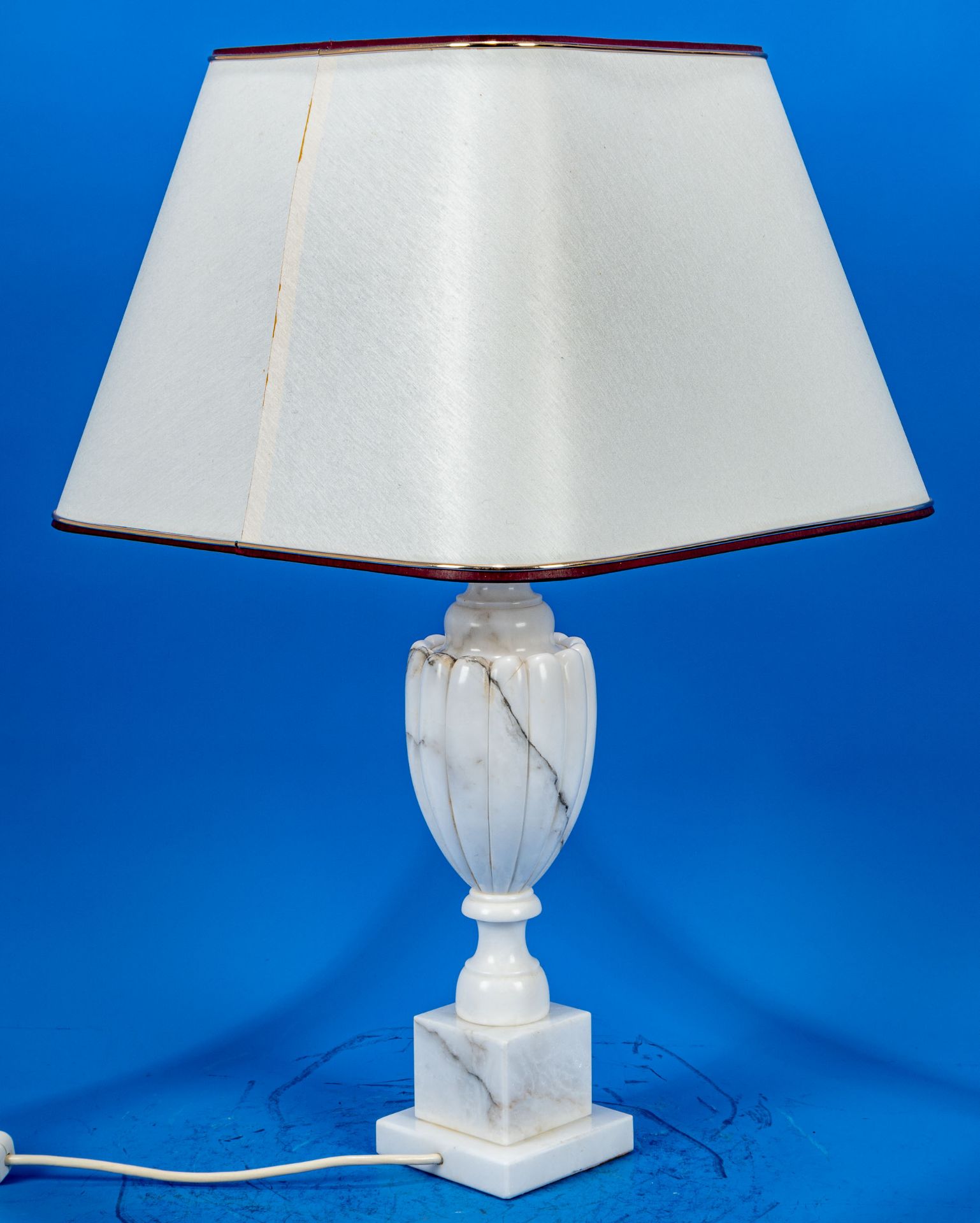 Stilvolle Tischlampe, weißer Marmorsäulenfuß auf mehrfach getrepptem quadratischem Sockel, sehr sch - Image 5 of 9