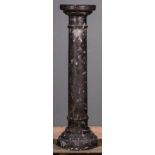 Antike Figurensäule in Marmoroptik, wohl durchfärbter Stuckgips, glatter, runder Säulenschaft auf m