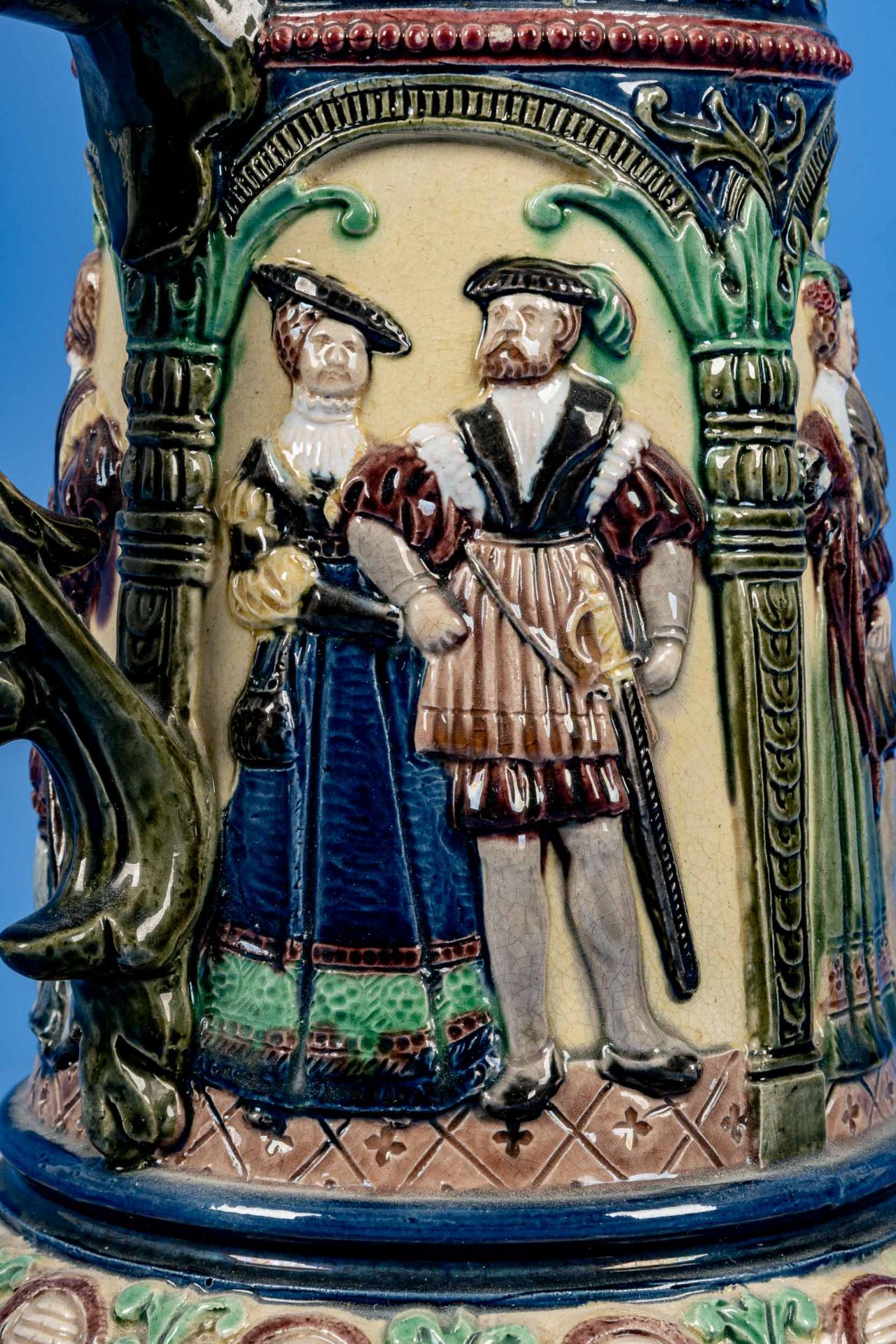 "Ein guter Trunk macht Alte jung" - polychrom staffierter, großer, Zinndeckel montierter Fayence-Kr - Image 6 of 14