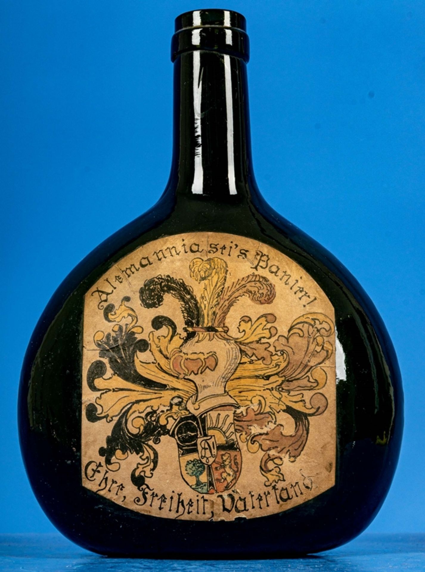 "Alemannia sei's Panier" - studentische Weinflasche mit handgemachtem, bräunlichem Papieraufkleber, - Image 2 of 5