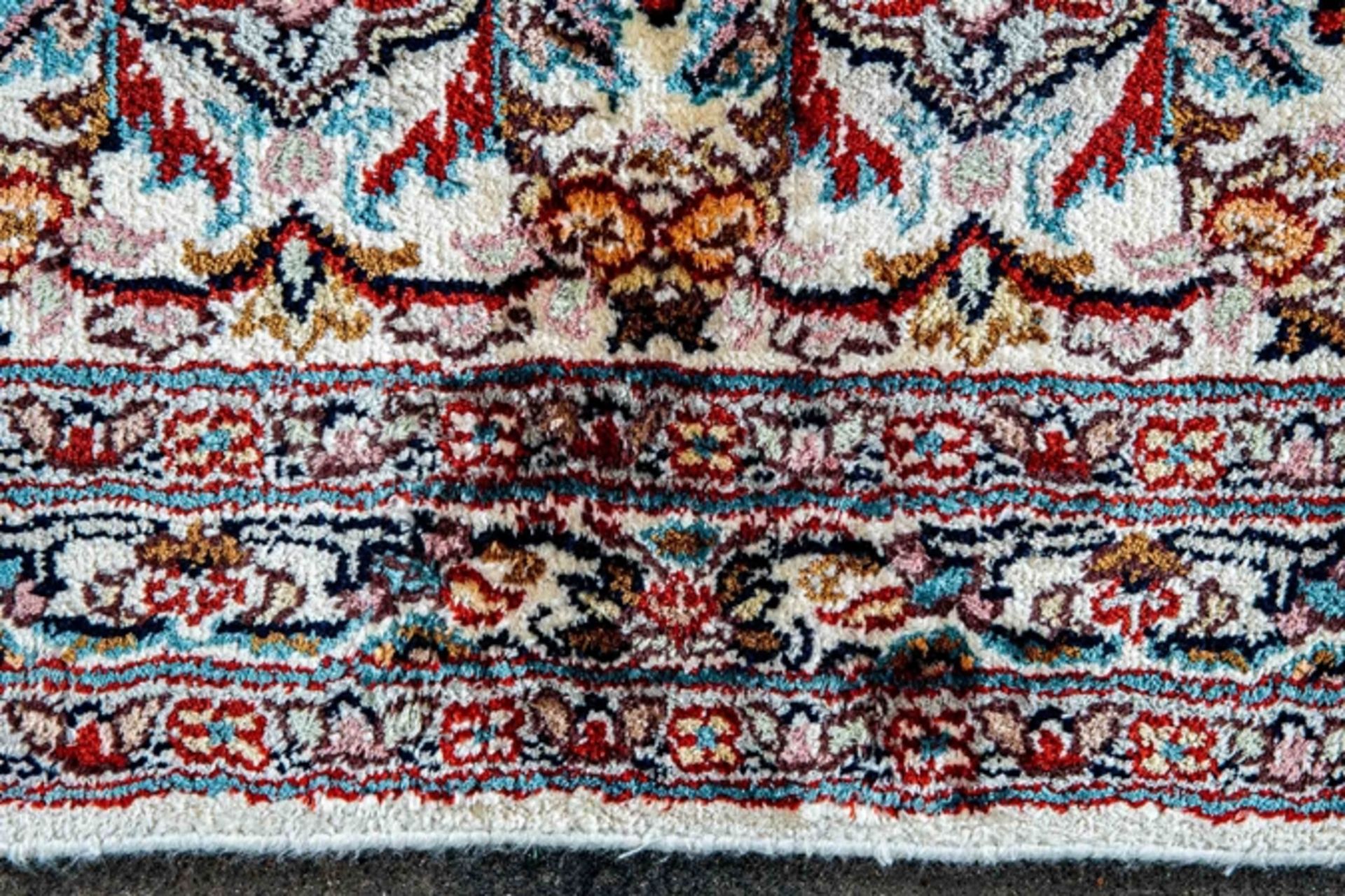 Großer, beigegrundiger Kaschmir-Seiden-Teppich; ca. 208 x 326 cm, zentrales Medaillon, von unzählig - Bild 7 aus 10