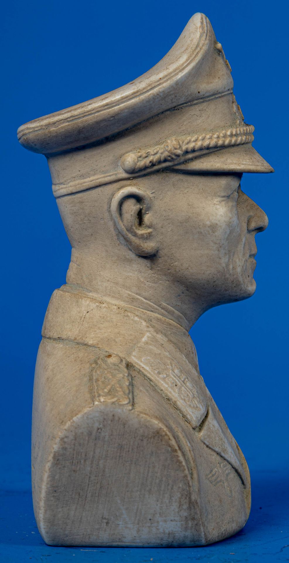Büste vom "Wüstenfuchs" Erwin Rommel, Masseguss; Höhe ca. 11 cm, rückseitig bez.: Rg 735 sowie ligi - Image 3 of 8
