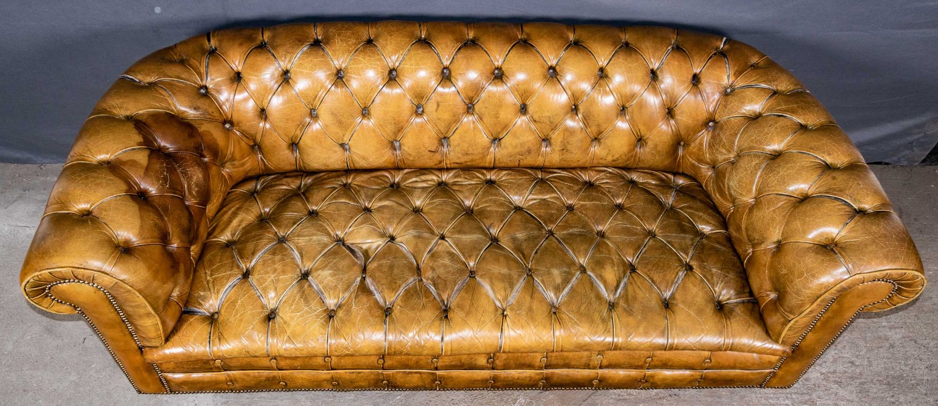 Chesterfield-Sofa, braunes Leder mit typischer Knopfheftung; guter, gebrauchter, unperfekter Erhalt - Image 8 of 12