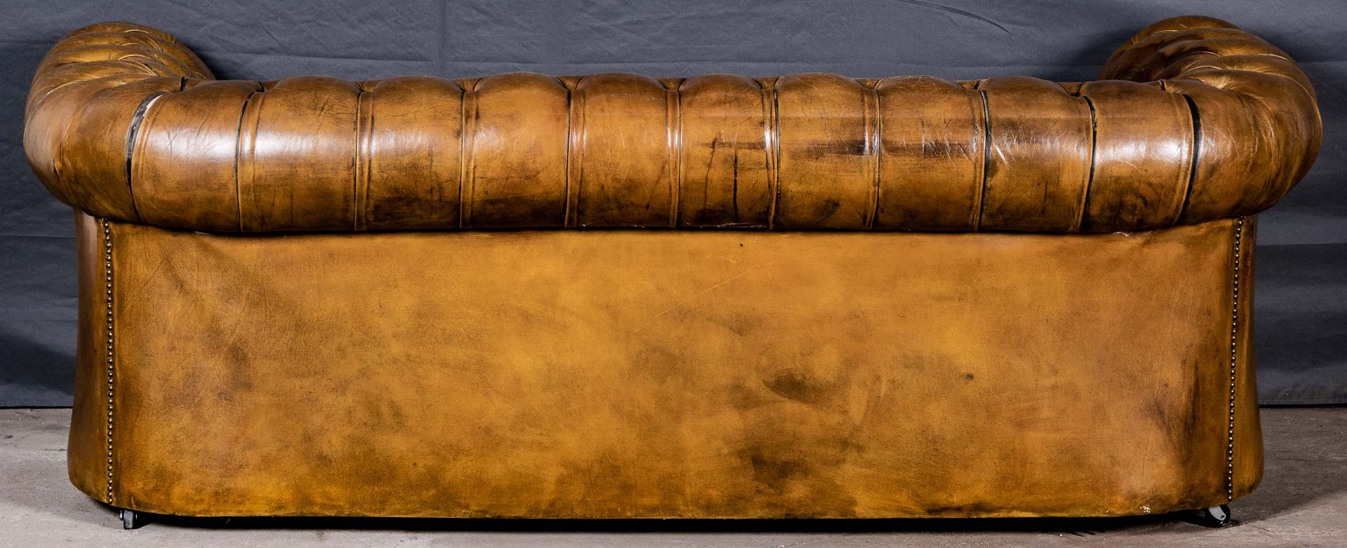 Chesterfield-Sofa, braunes Leder mit typischer Knopfheftung; guter, gebrauchter, unperfekter Erhalt - Image 11 of 12