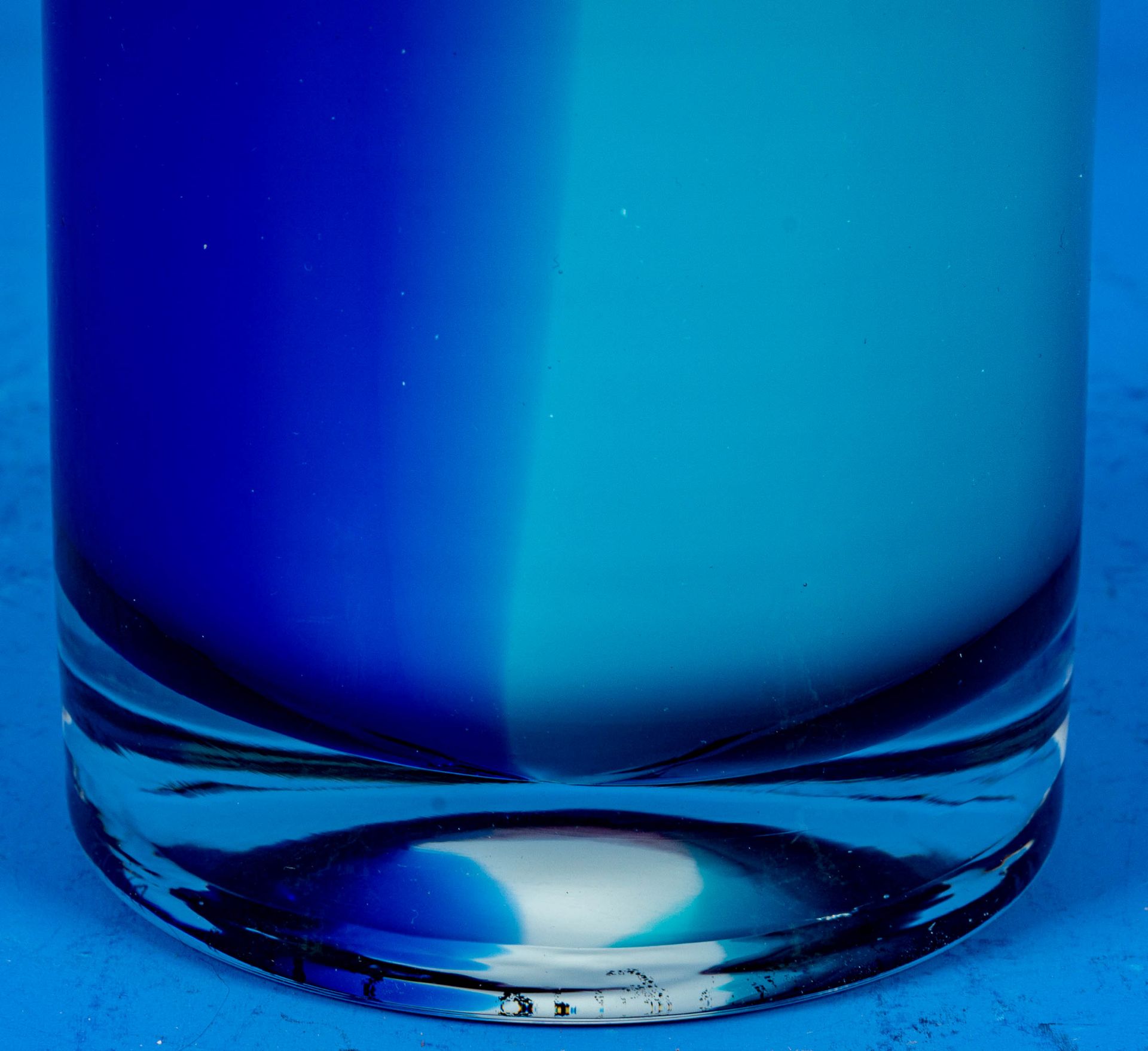Zylindrische "Taschentuch"-Vase, polychrom durchwirktes, farbloses Klarglas, bodenseitig unidentifi - Image 6 of 7