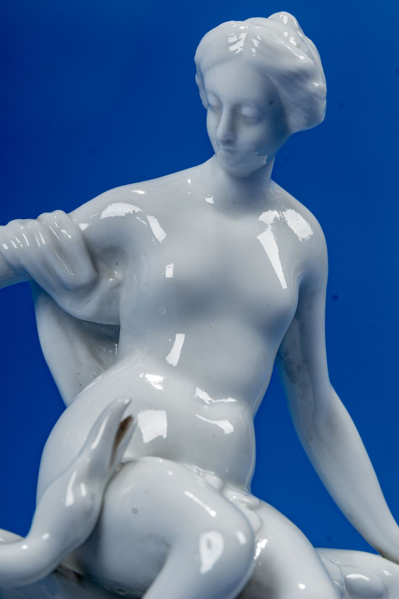 "Leda mit dem Schwan", weißglasierte Porzellanfigur, wohl Thüringen 20. Jhdt., der kleine Finger de - Bild 2 aus 11