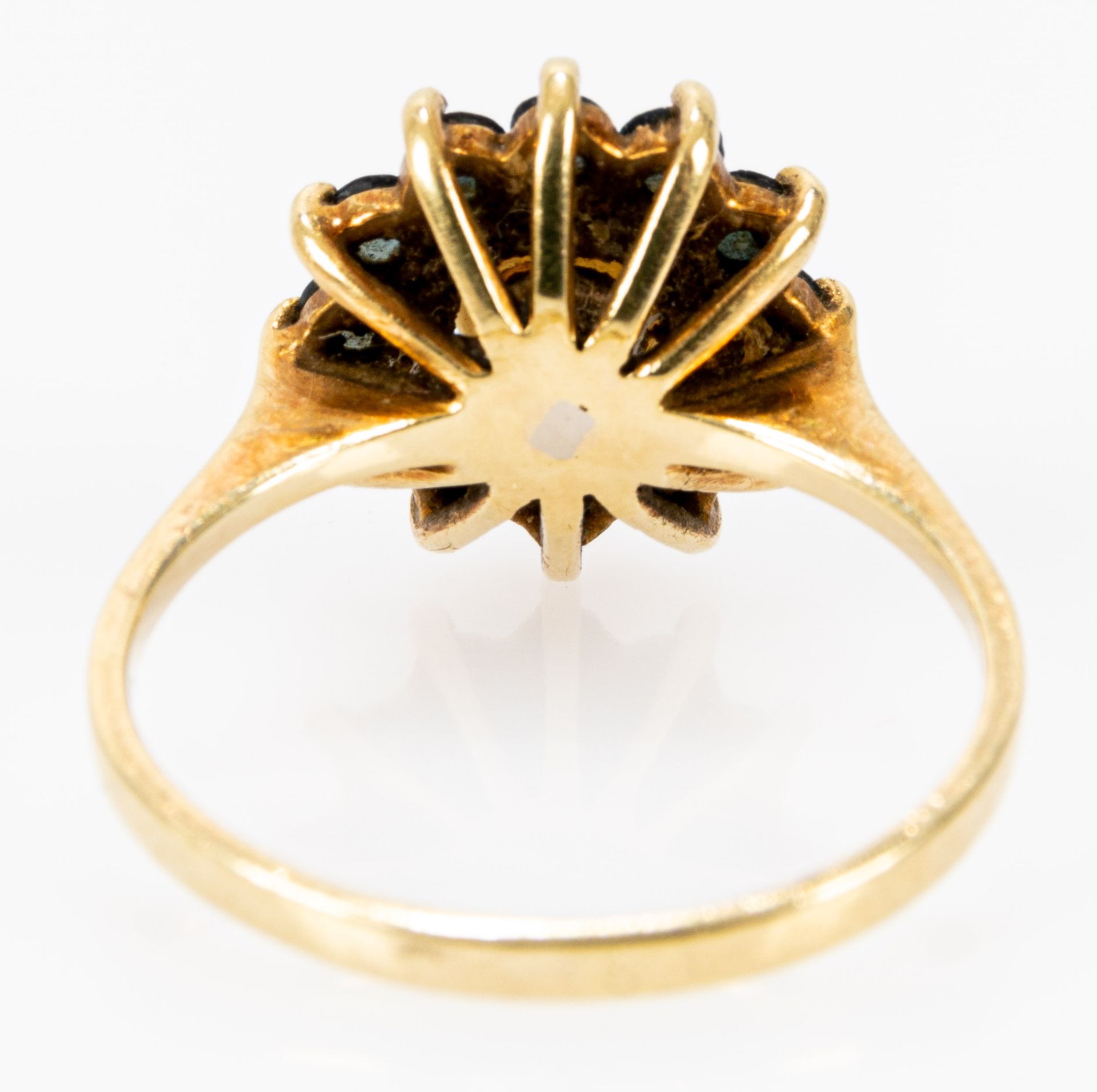 Blütenförmiger Damenring, zarte 585er Gelbgoldfassung, mittig von Perle besetzt und von 12 Saphirsp - Image 5 of 5