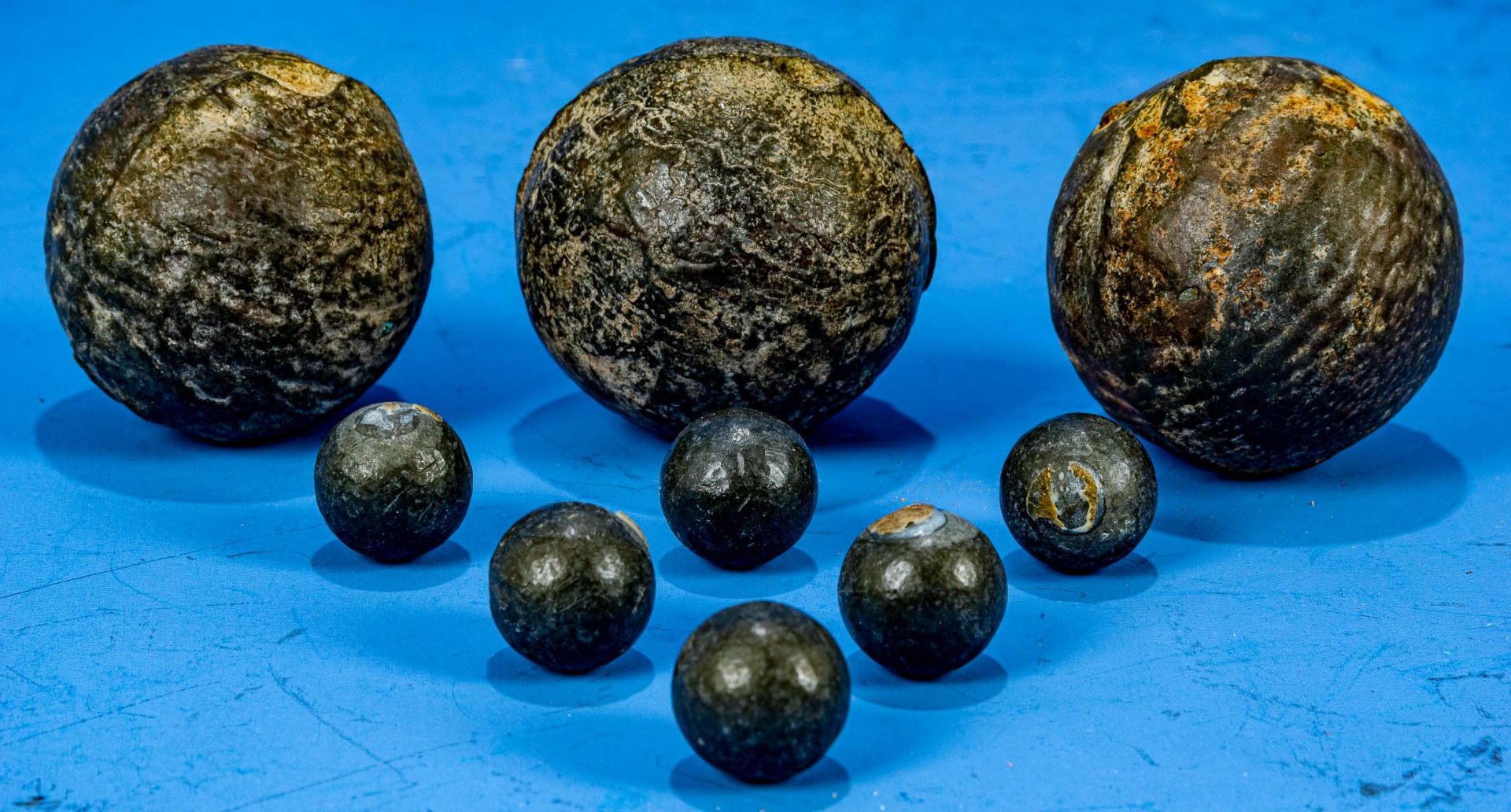 3 gegossene Kanonenkugeln, Durchmesser ca. 47 mm, unbekanntes Alter, 6 gegossene Bleikugeln (Durchm - Image 2 of 2