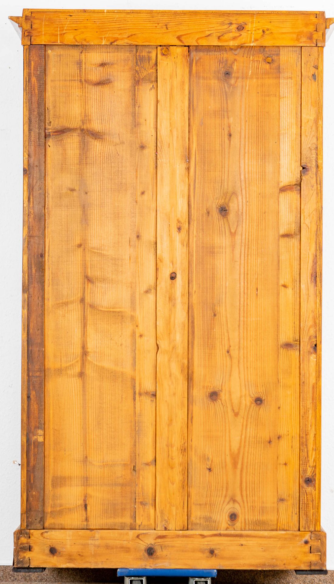 Eintüriger Vitrinenschrank, süddeutsch oder Donaumonarchie um 1860/80; massiver Nadelholzkorpus mit - Bild 11 aus 13