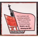 "VORWÄRTS ZUM 40. JAHRESTAG DER DDR", großes plakatives Schild, ca. 125 x 135 cm.