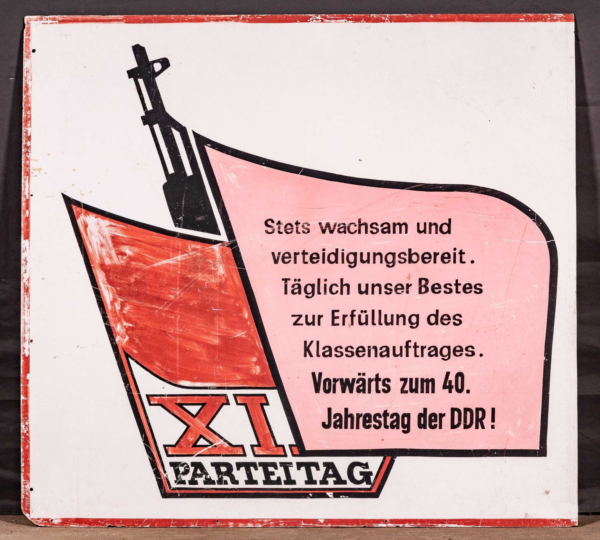 "VORWÄRTS ZUM 40. JAHRESTAG DER DDR", großes plakatives Schild, ca. 125 x 135 cm.