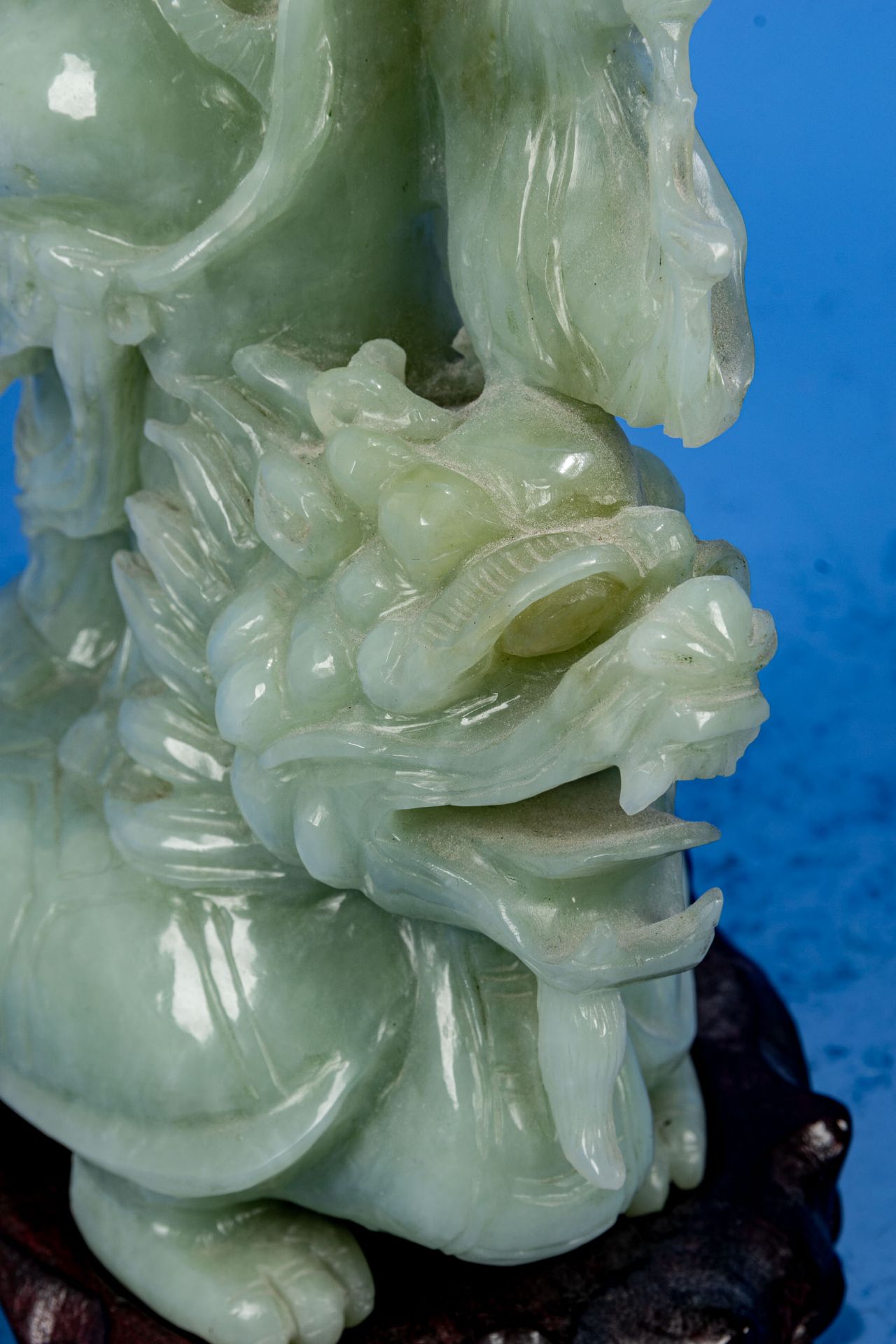 "Buddha auf Drachenkopf-Schildkröte", aus hellgrüner Jade gearbeitete, stehende Figur auf hölzernem - Bild 6 aus 11