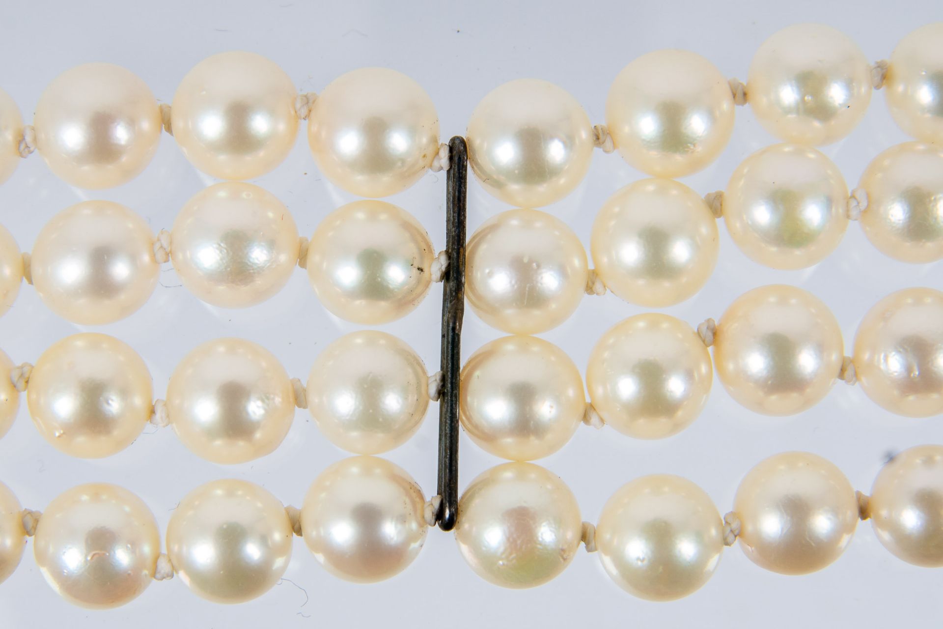 Prächtiges 4reihiges Zuchtperlenarmband, einzeln geknotete Perlen mit silbrig-weißem Lüster (Durchm - Image 7 of 7