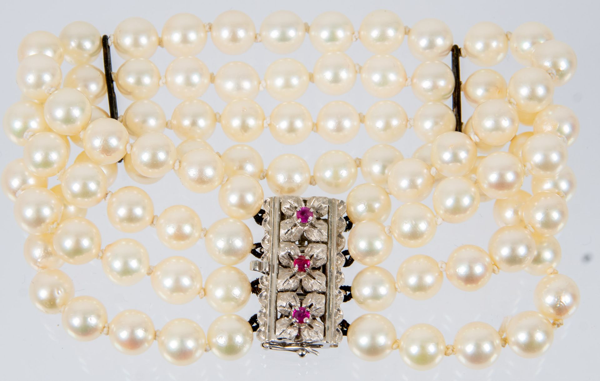 Prächtiges 4reihiges Zuchtperlenarmband, einzeln geknotete Perlen mit silbrig-weißem Lüster (Durchm