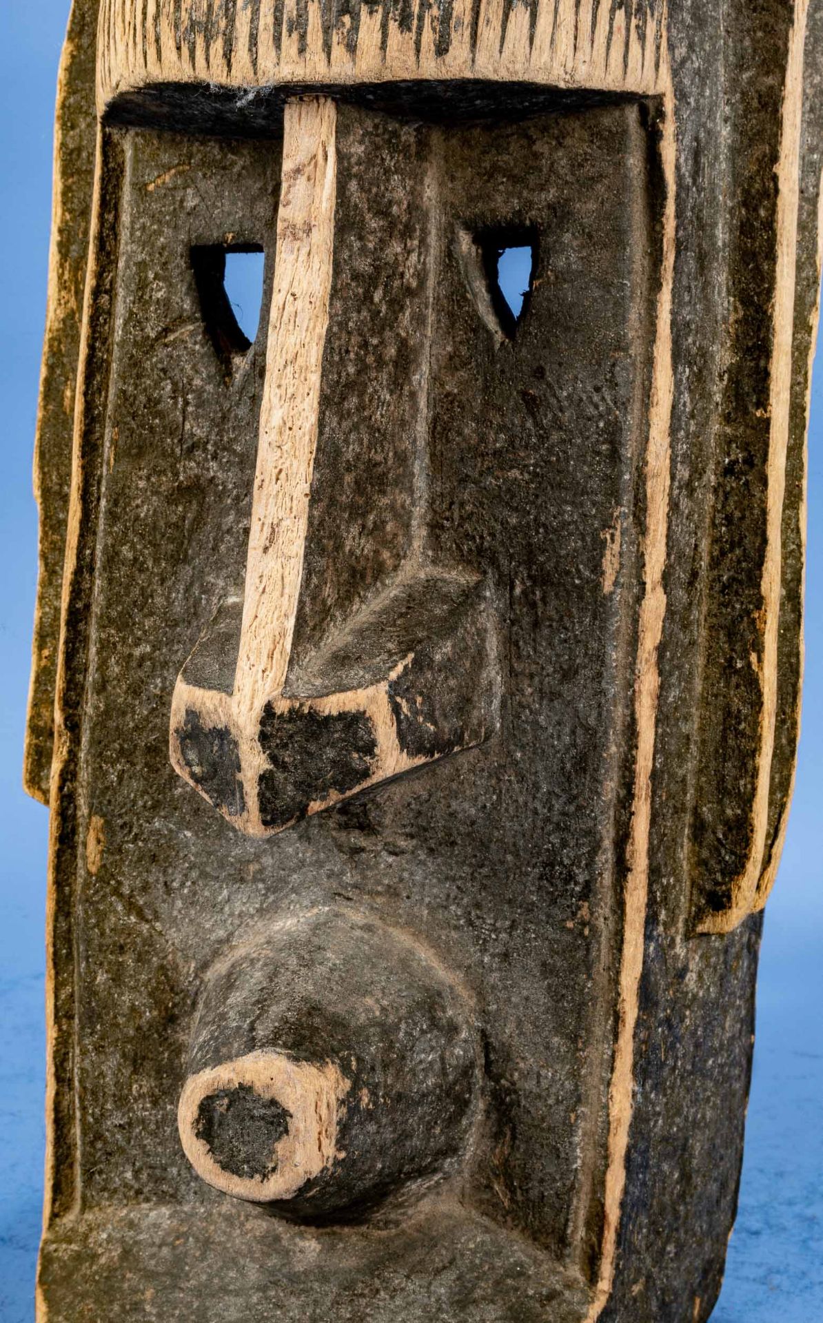 Afrikanische Holzmaske mit Resten alter Farbfassung, Länge ca. 67 cm; unvollständiger Erhalt, Schäd - Image 4 of 5