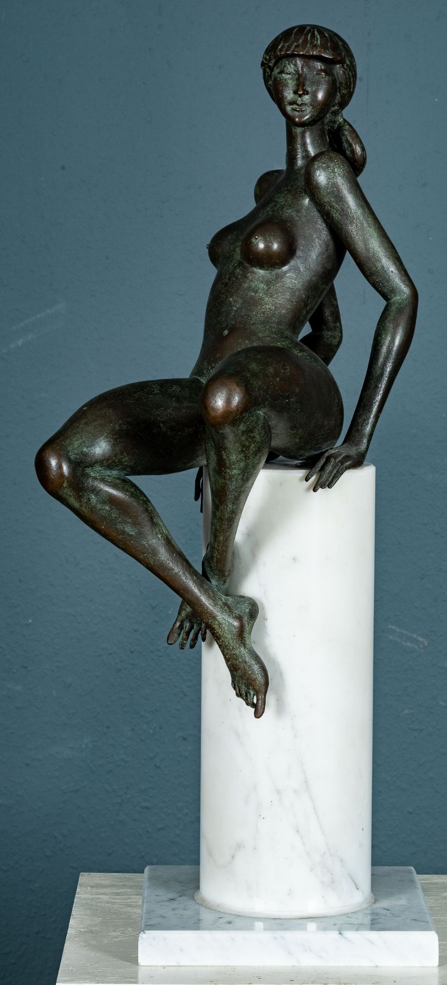 "Nude Lady on a column" - Erotische Bronze des Sergio Capellini. Grün-gräulich patinierter sitzende - Image 3 of 16