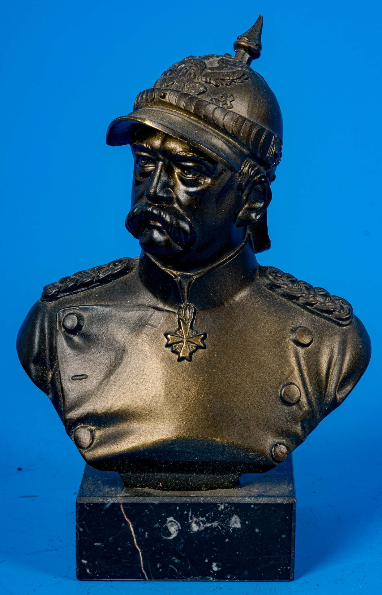 Büste des Otto von Bismarck, bronzierter Metallguss auf quadratischem Natursteinsockel. Gesamthöhe