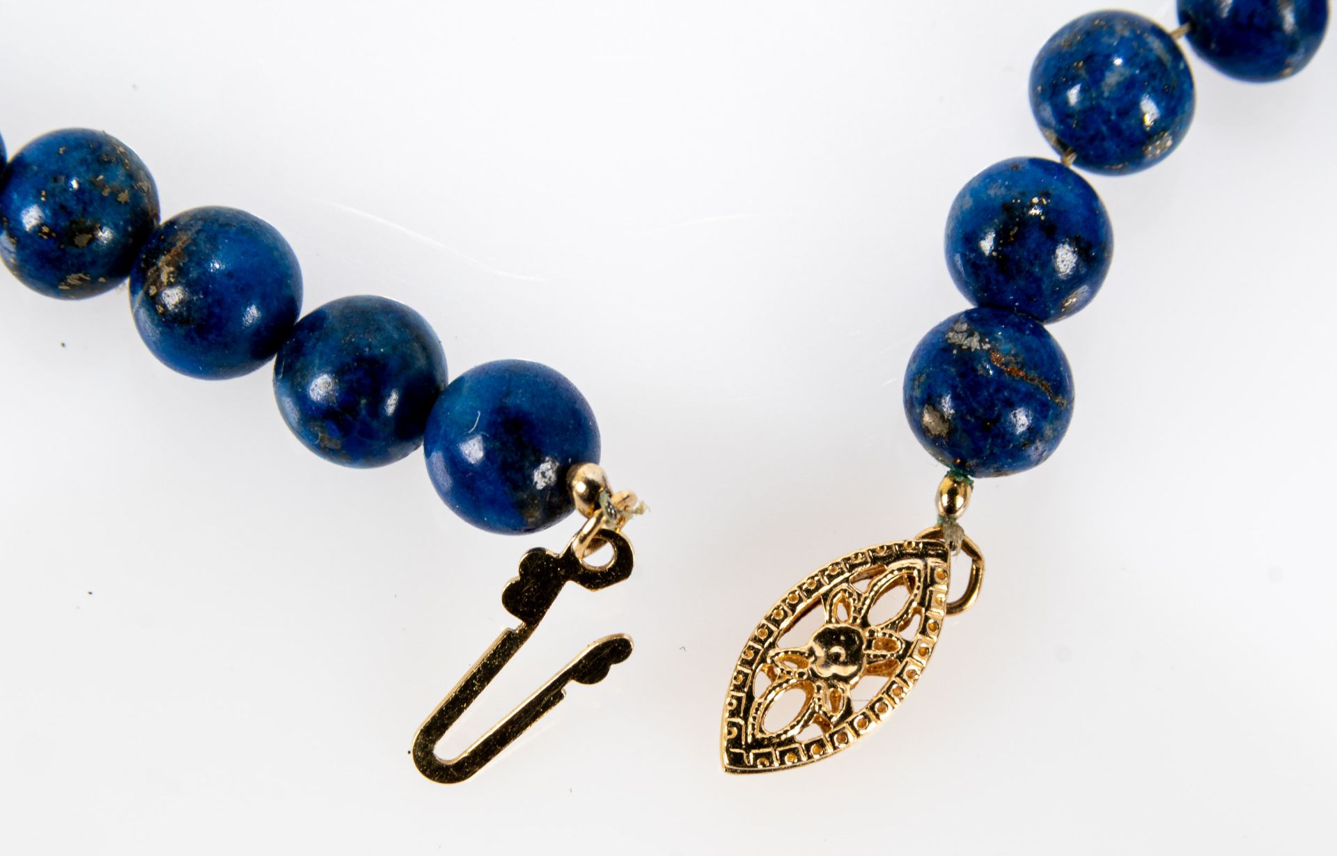 Lapislazuli Halskette, runde Perlen mit 6 goldenen Zwischenringen und 14 kt Goldverschluss. Länge c - Image 3 of 3