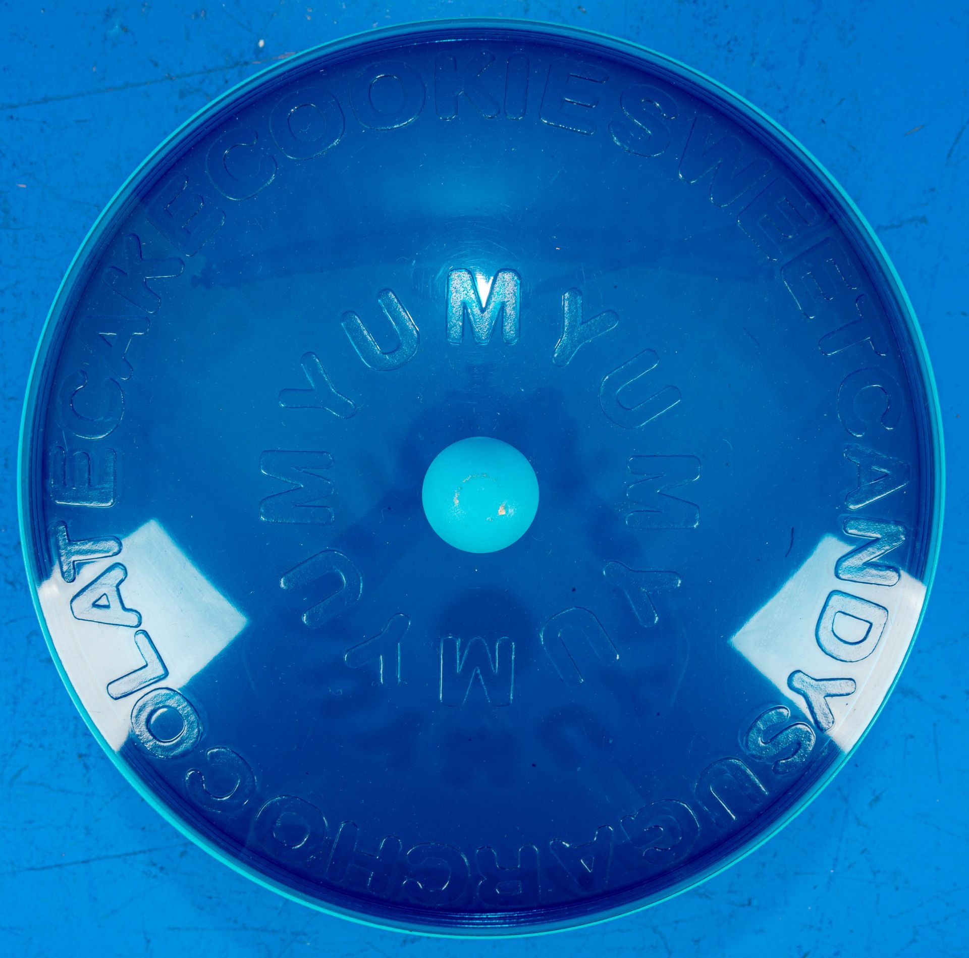 Bläuliche "YUMYUM" Keksdose, "Alessi", Kunststoff, geringe Alters- und Gebrauchsspuren; ca. 14,5 cm - Bild 6 aus 8