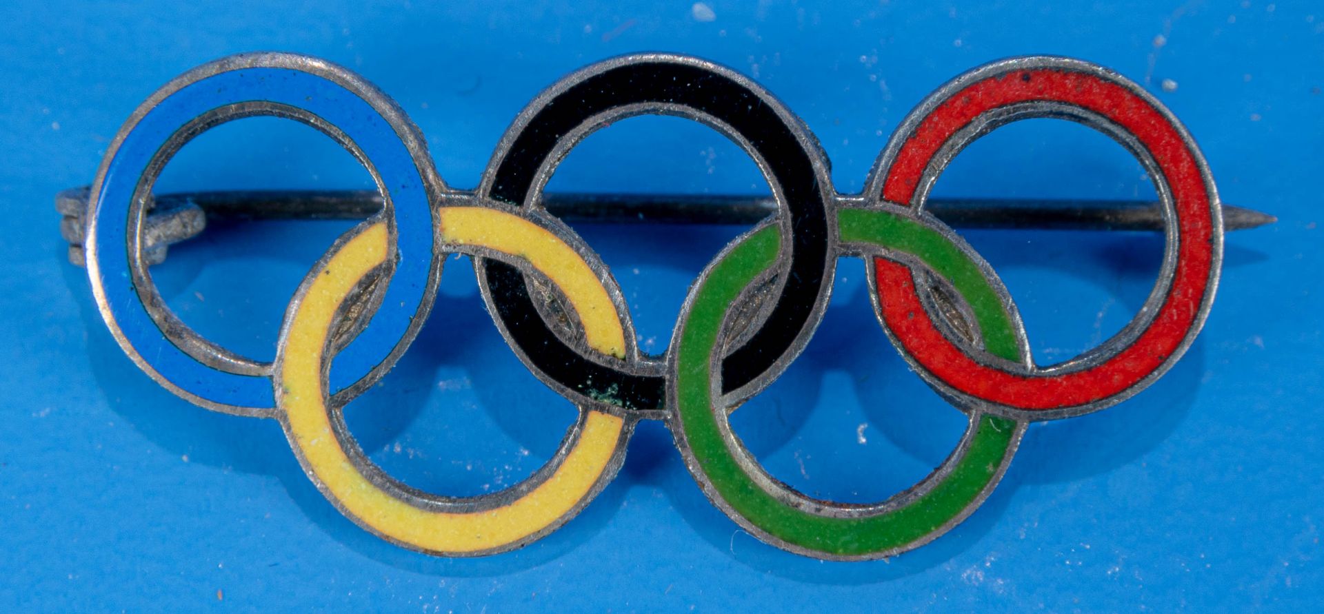 Emaillierte Brosche,die Olympiade 1936 betreffend; schöner, getragener Erhalt.