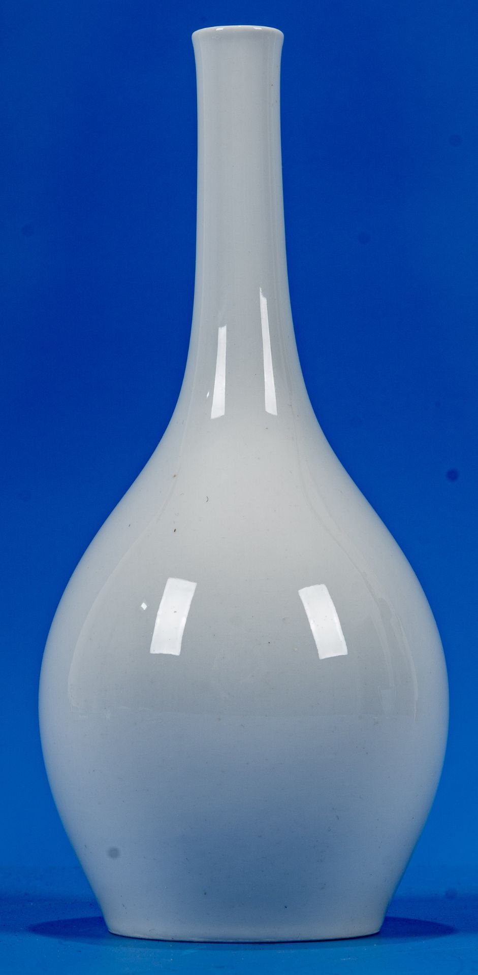 Bauchige Pokalvase der KPM Berlin, Weißporzellan 1. Wahl, Höhe ca. 14,5 cm; Durchmesser ca. 13 cm. - Image 2 of 6