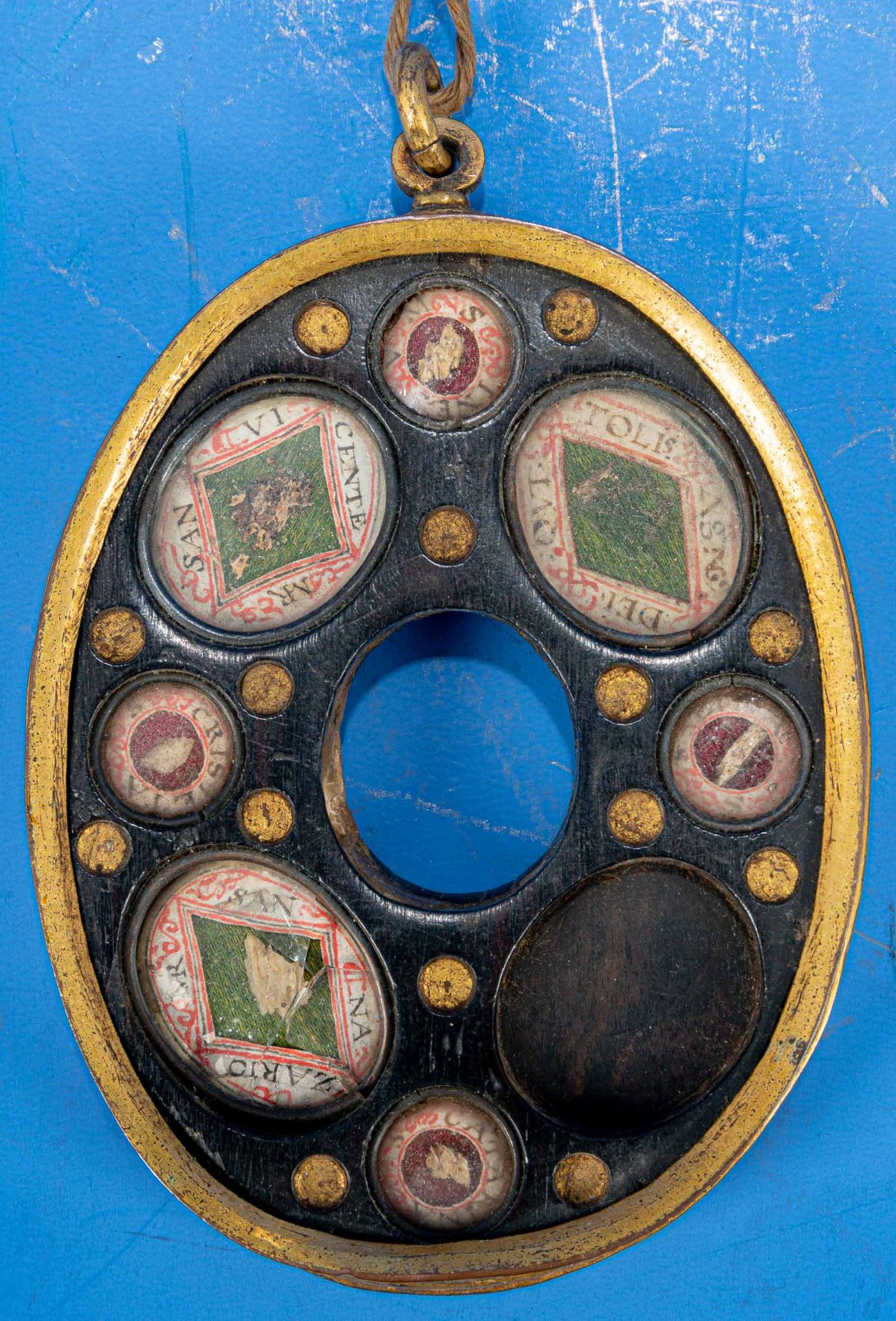 Antiker ovaler Reliquienbehälter eines Pilgers, wohl 18. oder 19. Jhdt., geschwärztes Holz mit gold - Bild 2 aus 5