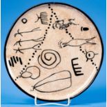 "Southwest Rock Art"-Keramikteller; sandfarbig getupfter Fond mit handgemalten symbolistischen Schw