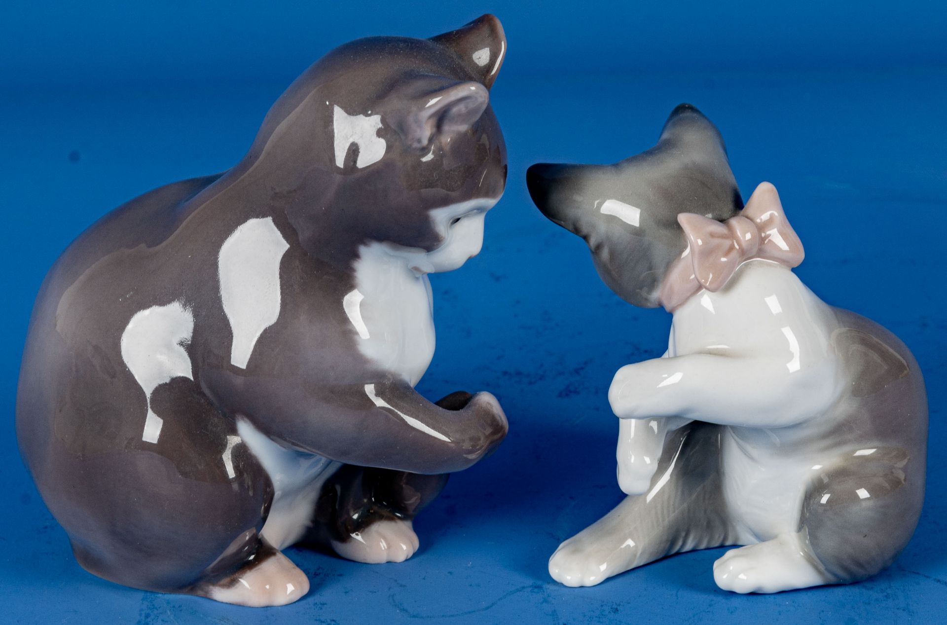 2 Katzenfiguren: 1 x Lladro "Katz & Maus" (Höhe ca. 8 cm) und "ihren Schwanz kämmende Katze" der Ma - Image 3 of 9