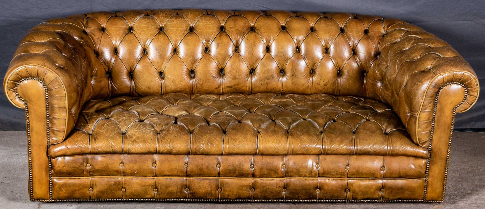 Chesterfield-Sofa, braunes Leder mit typischer Knopfheftung; guter, gebrauchter, unperfekter Erhalt - Bild 3 aus 12