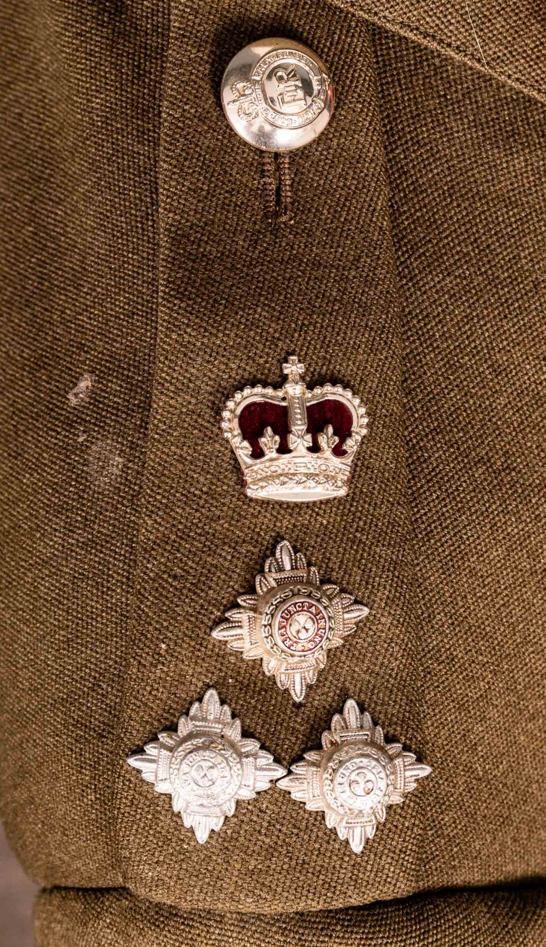 Uniformjacke eines britischen Offiziers, khaki-farbig mit diversen Schulterstückabzeichen, Kragensp - Image 5 of 9
