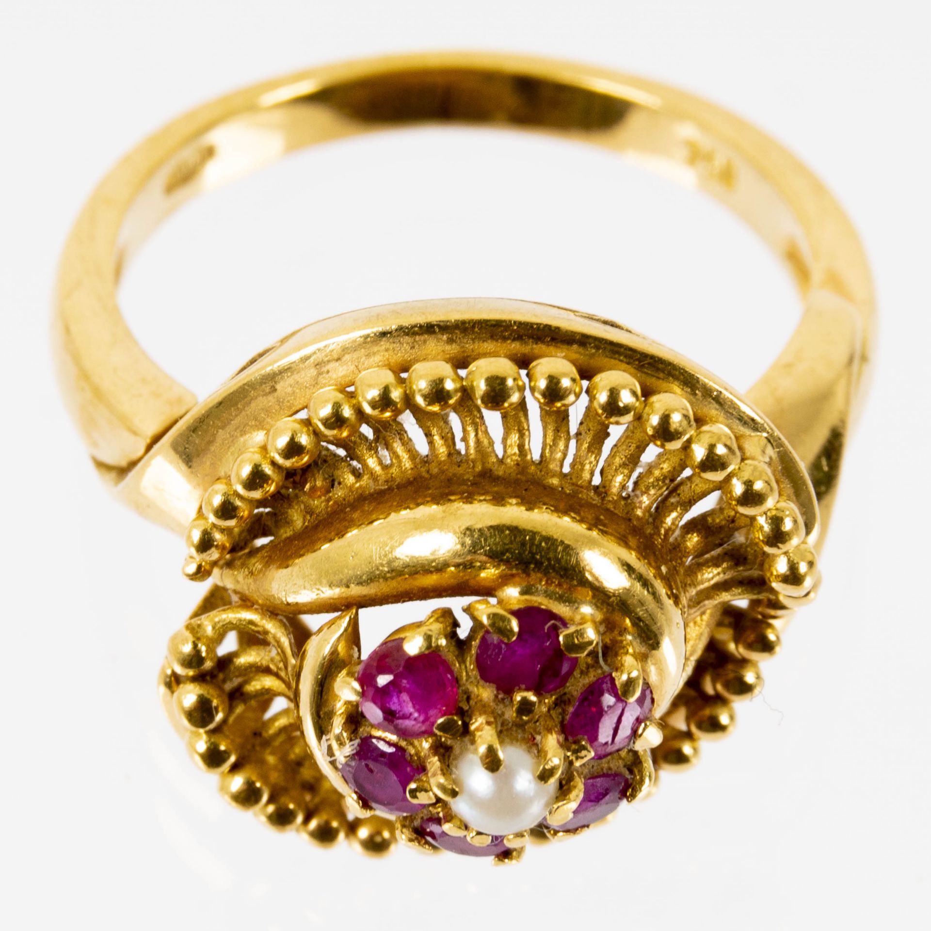 Prächtiger blütenförmiger 18K Gelbgold-Ring mittig mit Perle besetzt und von Rubinsplitterbesatz um - Image 3 of 7
