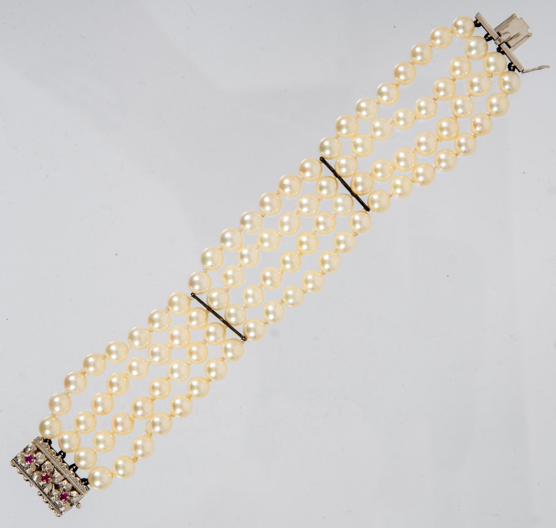Prächtiges 4reihiges Zuchtperlenarmband, einzeln geknotete Perlen mit silbrig-weißem Lüster (Durchm - Image 3 of 7